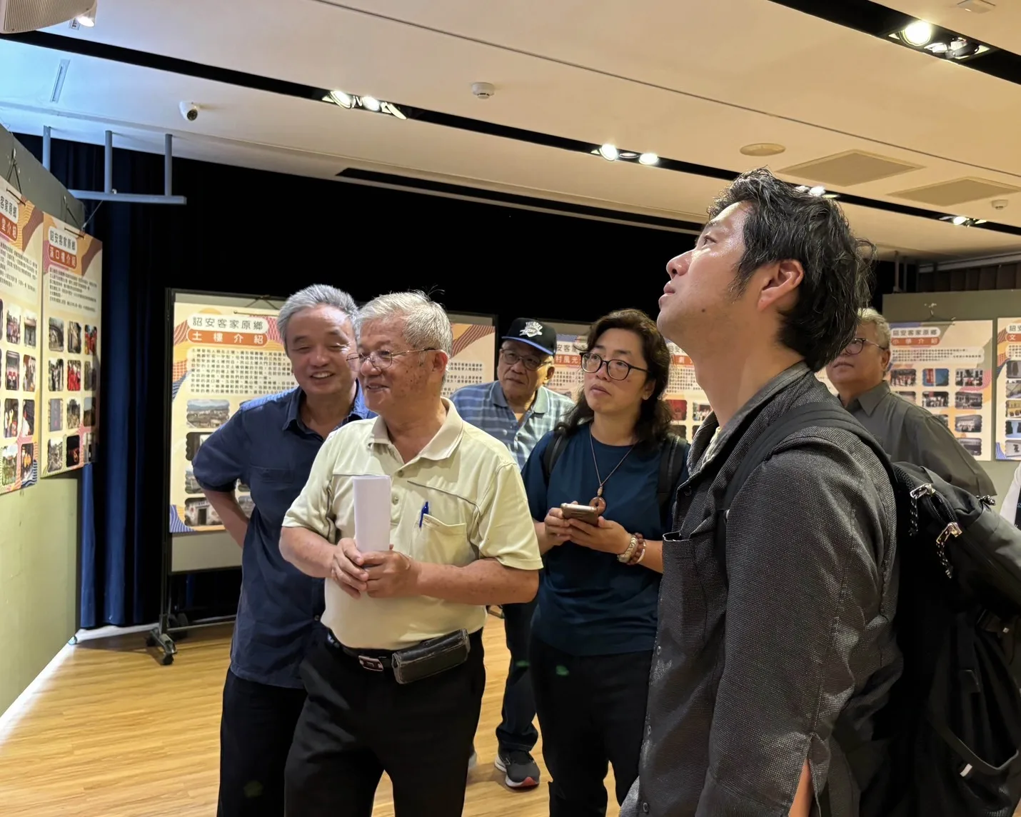 河合洋尚教授(右一)至雲林田野調查,雲林詔安客家文化館楊永雄館長(左二)解說。客發中心提供