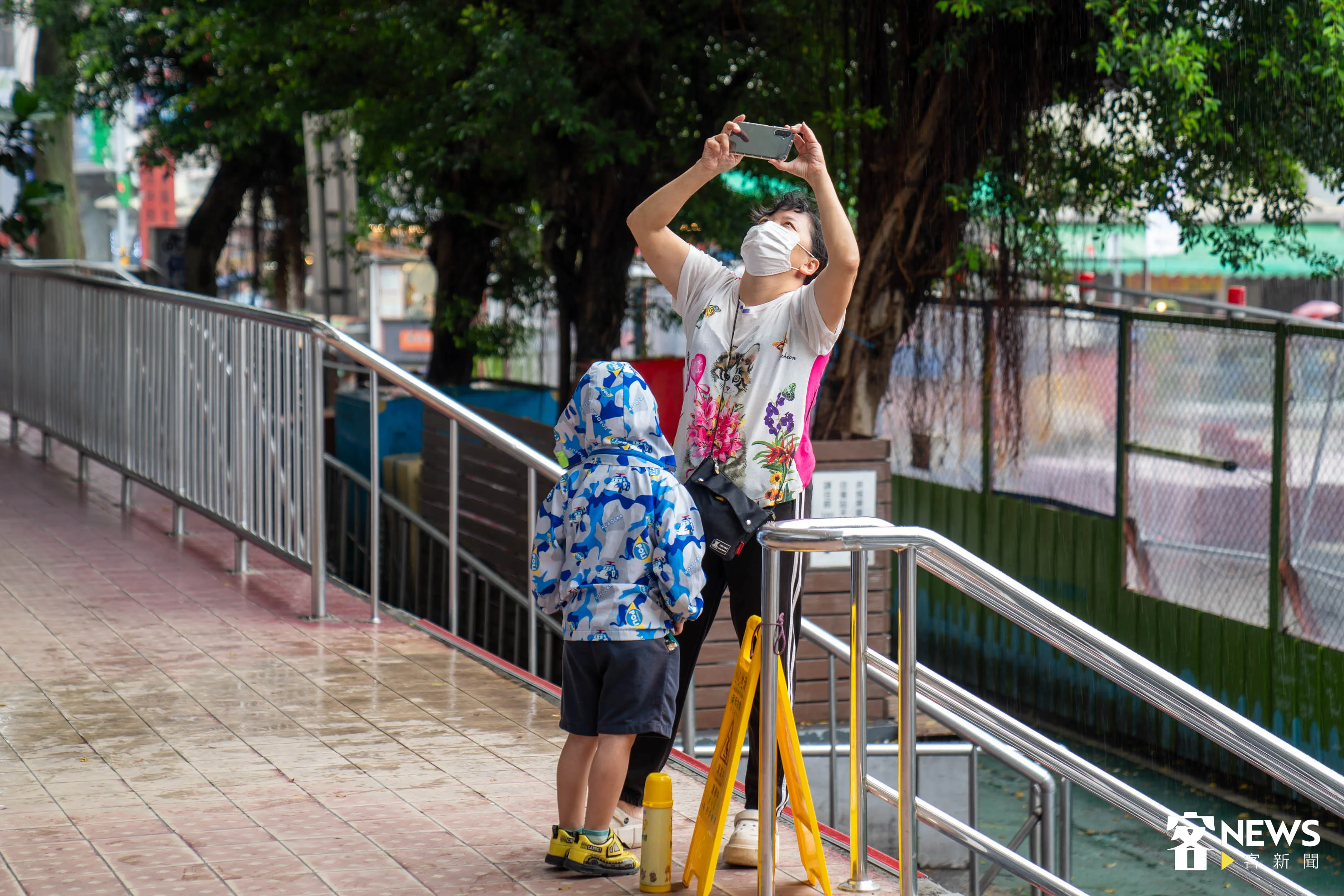 儘管下著大雨,不少民眾仍特地前來拍照。范修語攝