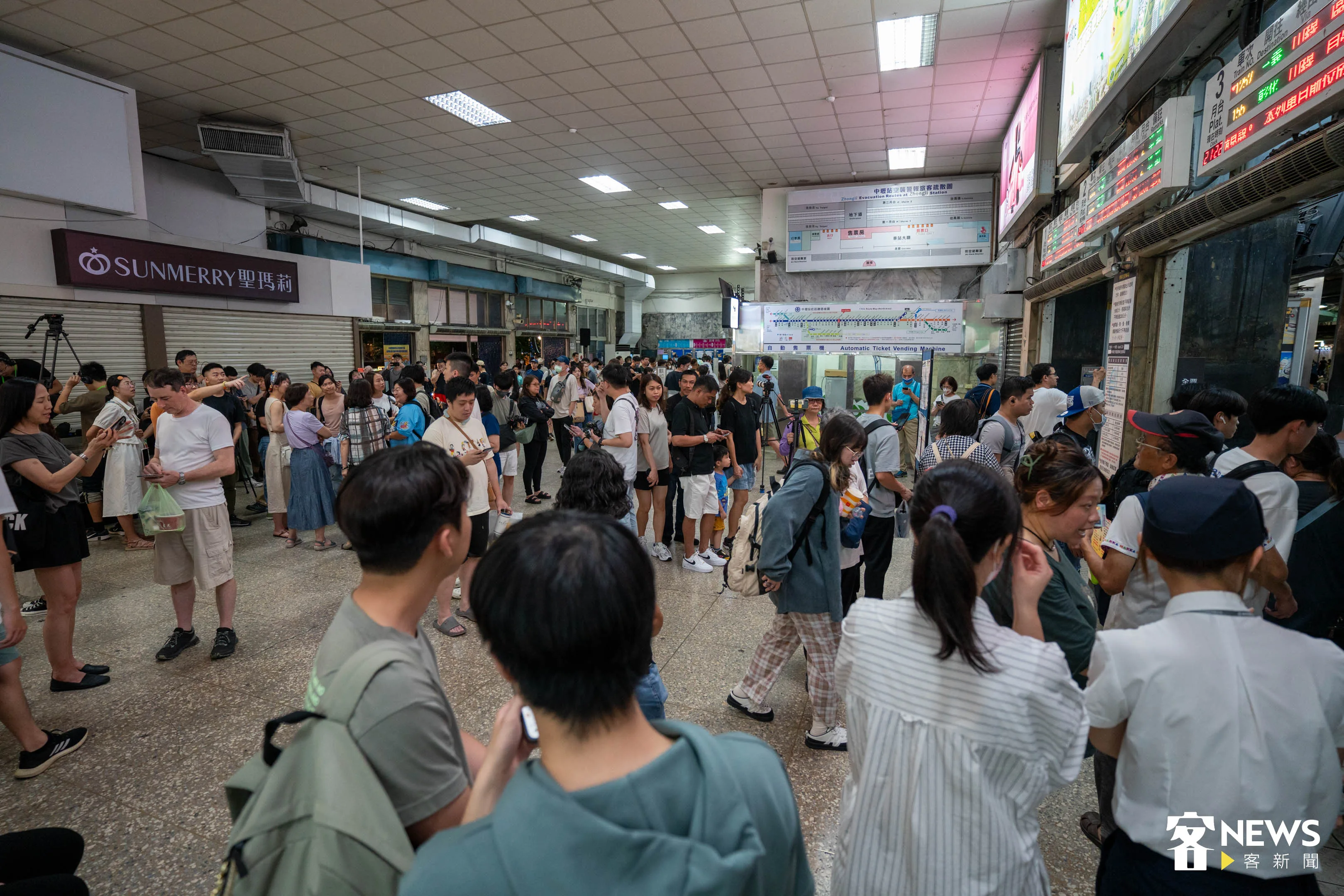 晚上九點多,已經有許多民眾聚集在車站大廳,要目送中壢車站最後一程。范修語攝