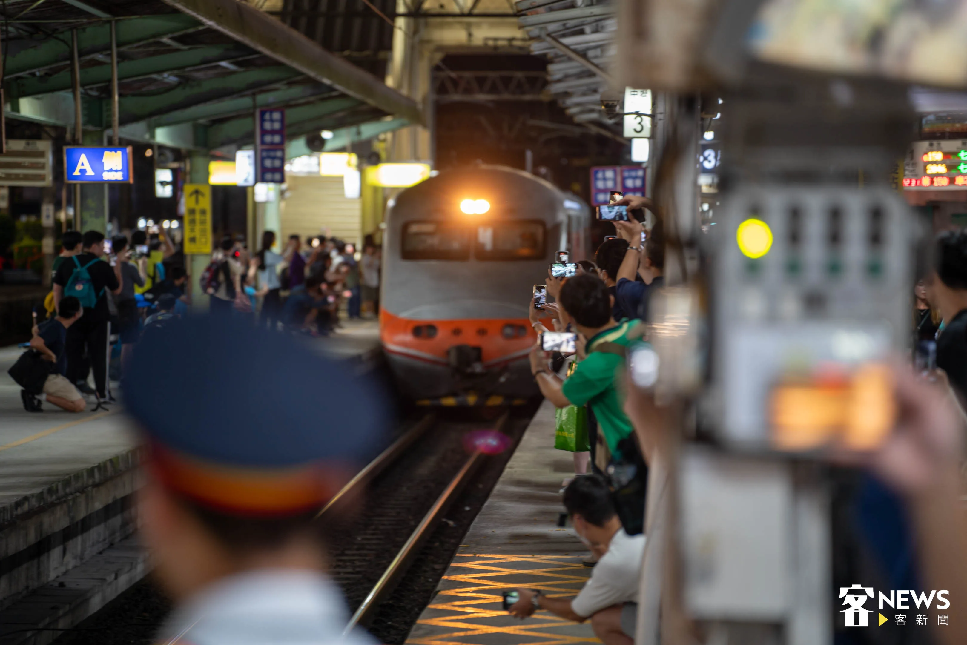 中壢車站北上最後一班列車,民眾們紛紛拿起手機、相機拍攝這最後一刻。范修語攝