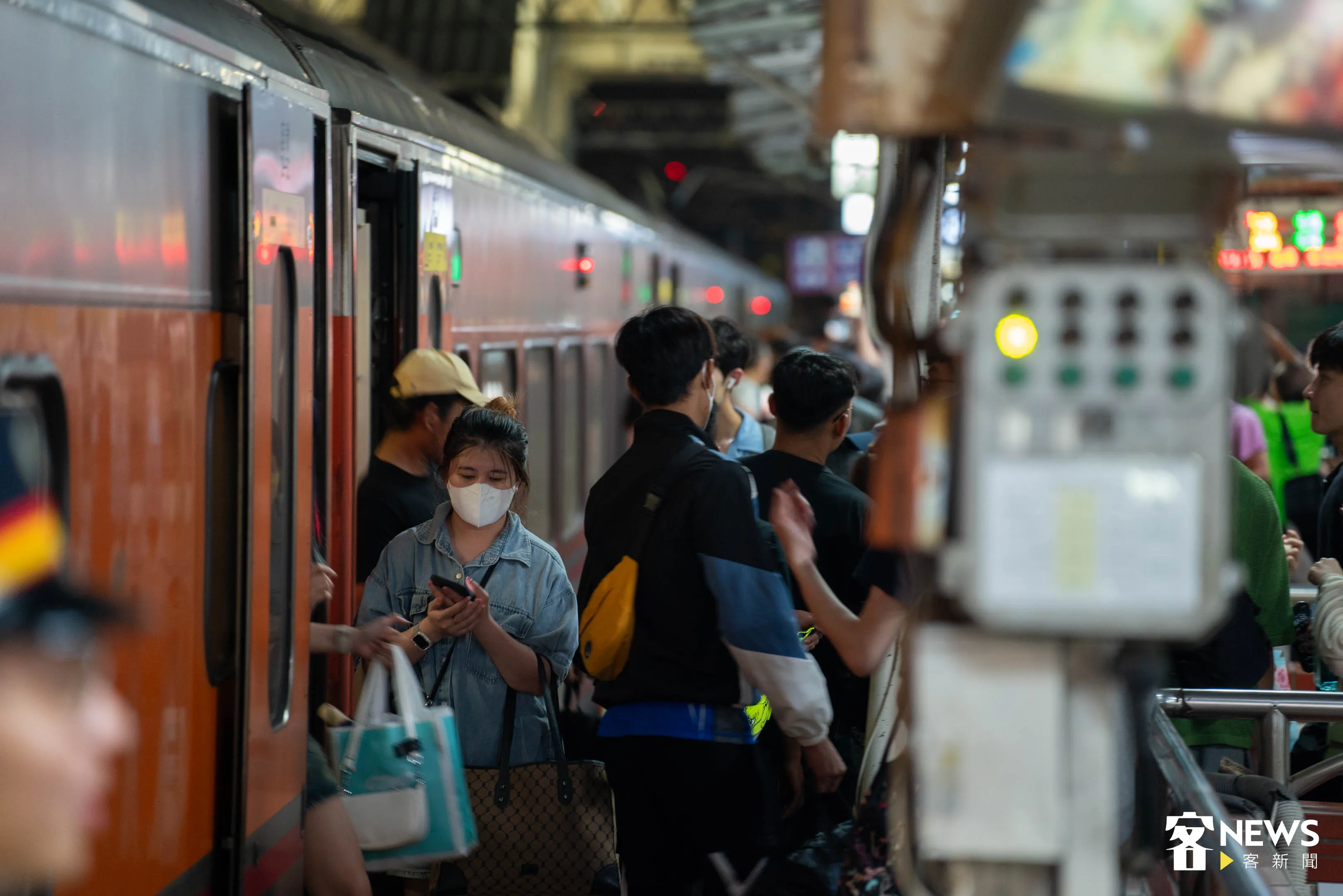 中壢車站北上最後一班列車,民眾們紛紛拿起手機、相機拍攝這最後一刻。范修語攝