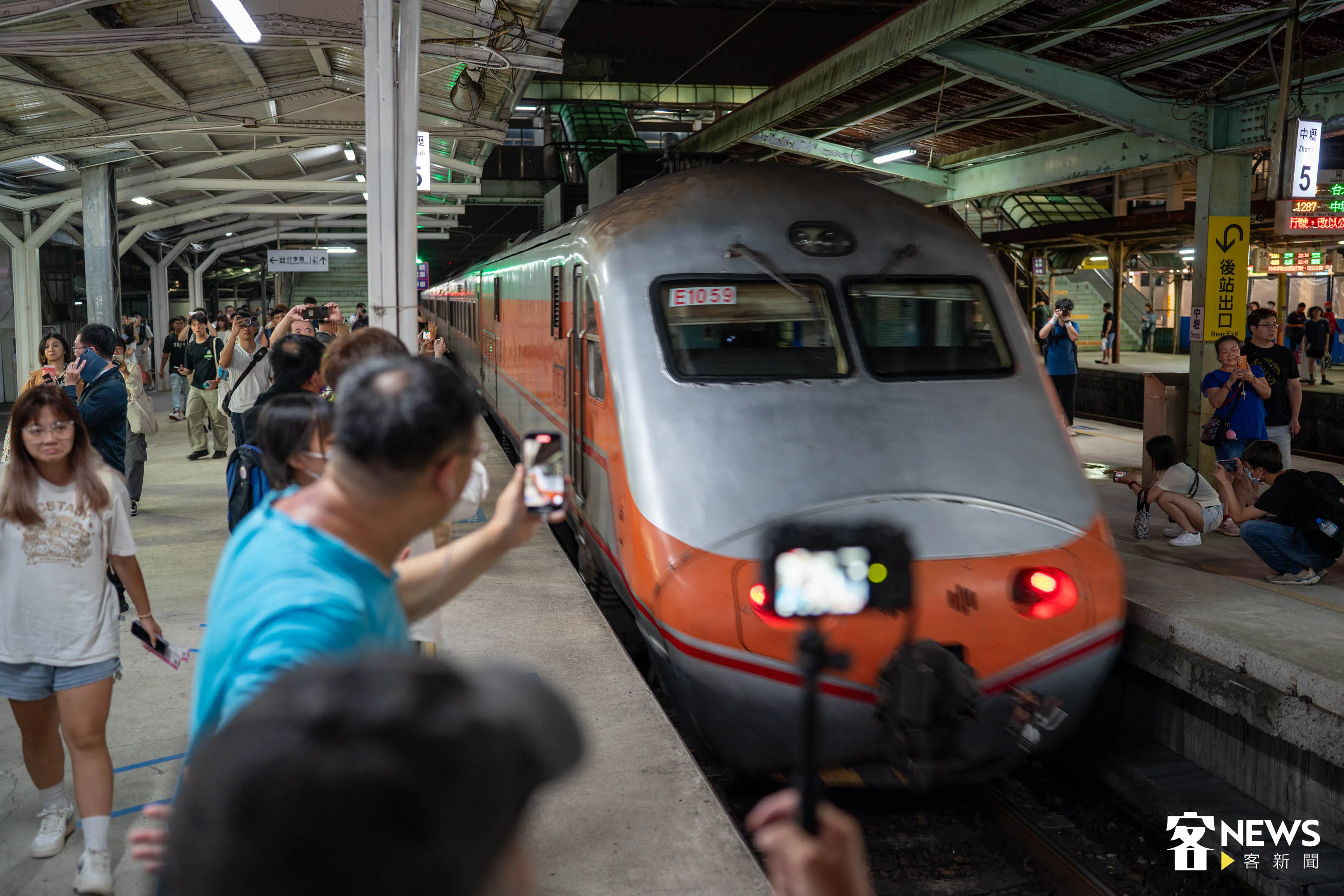 中壢車站北上最後一班列車,民眾們紛紛拿起手機、相機拍攝這最後一刻。范修語攝
