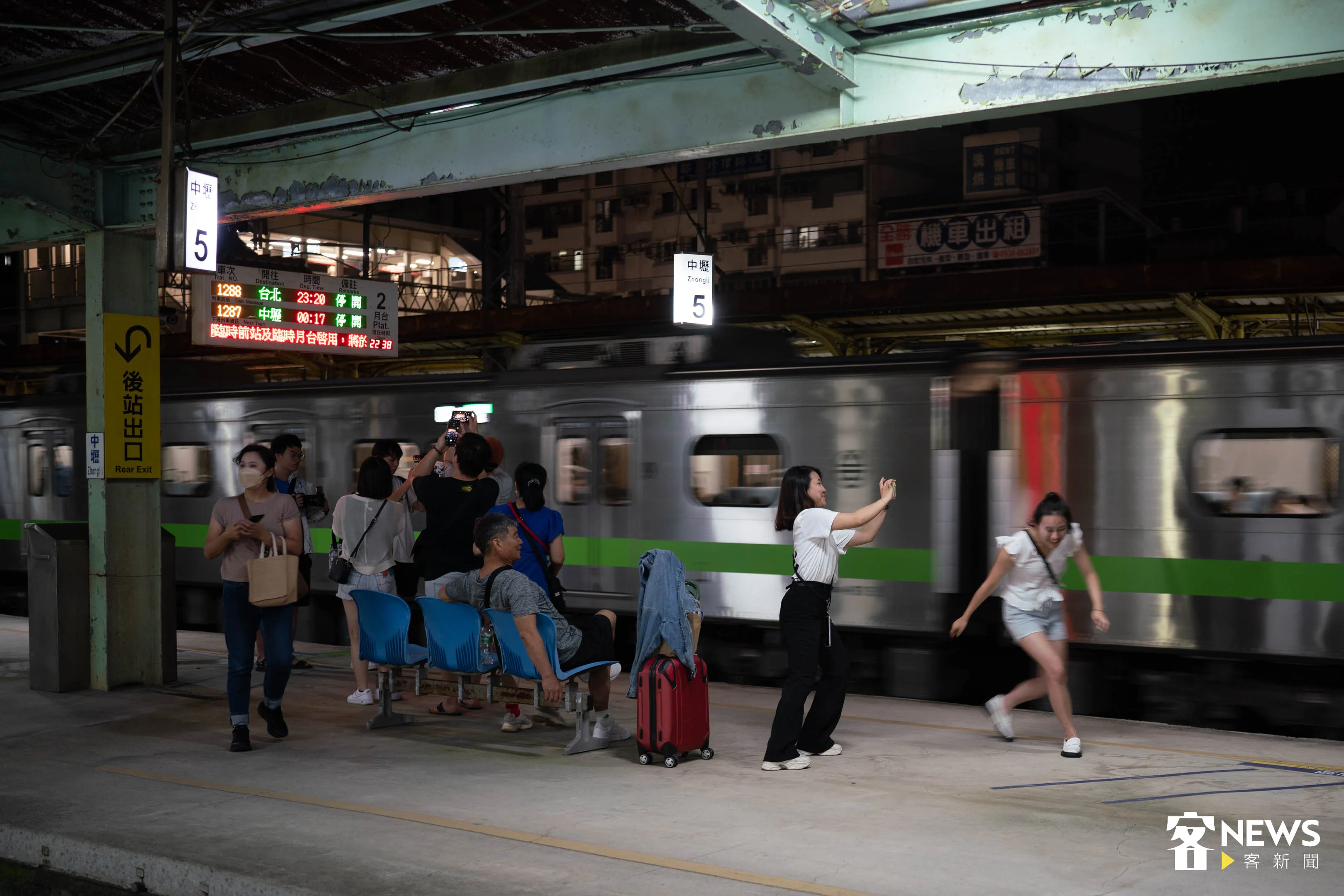 中壢車站最後一班南下列車。范修語攝