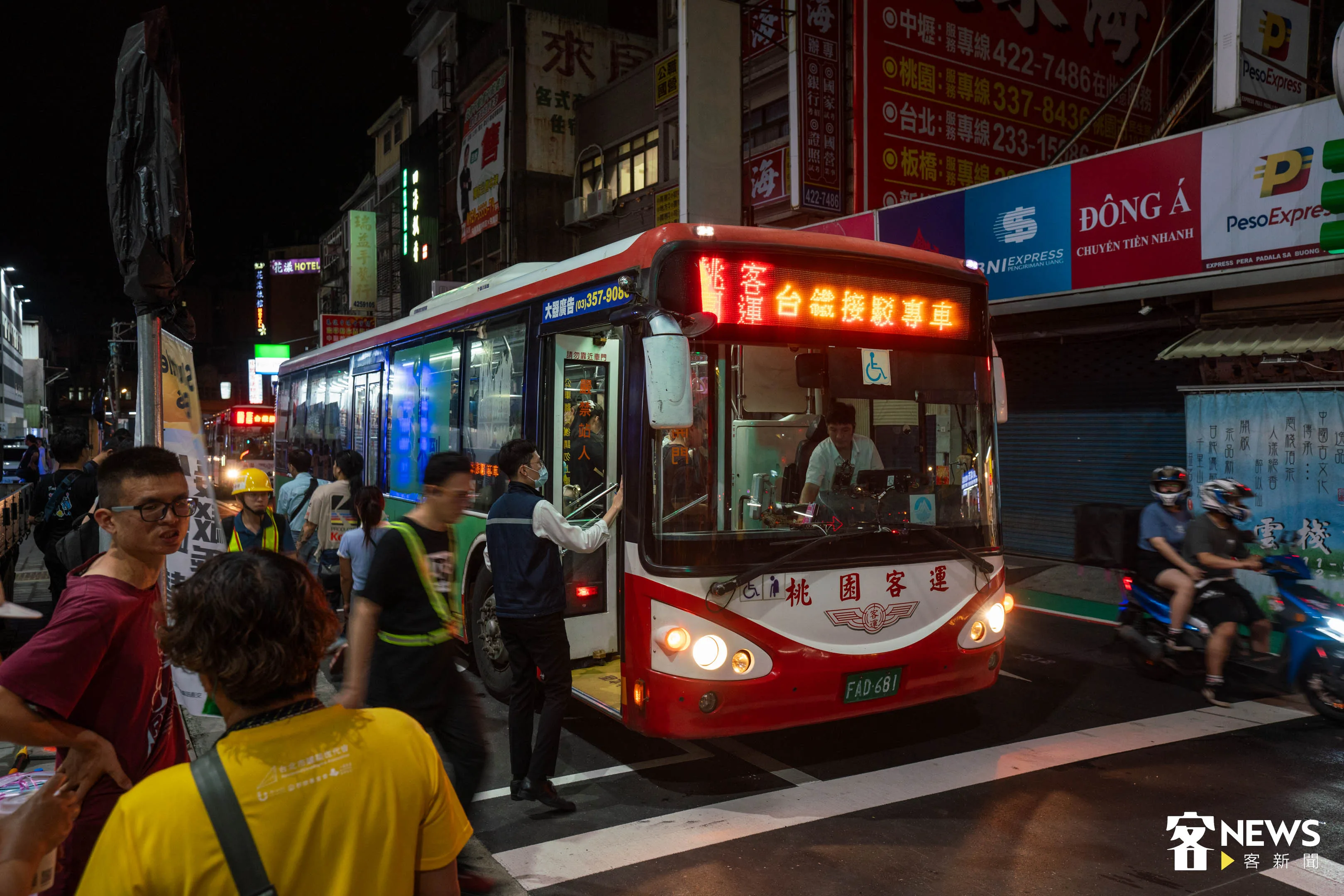 因列車提早停駛,台鐵特別加派客運接駁民眾。范修語攝