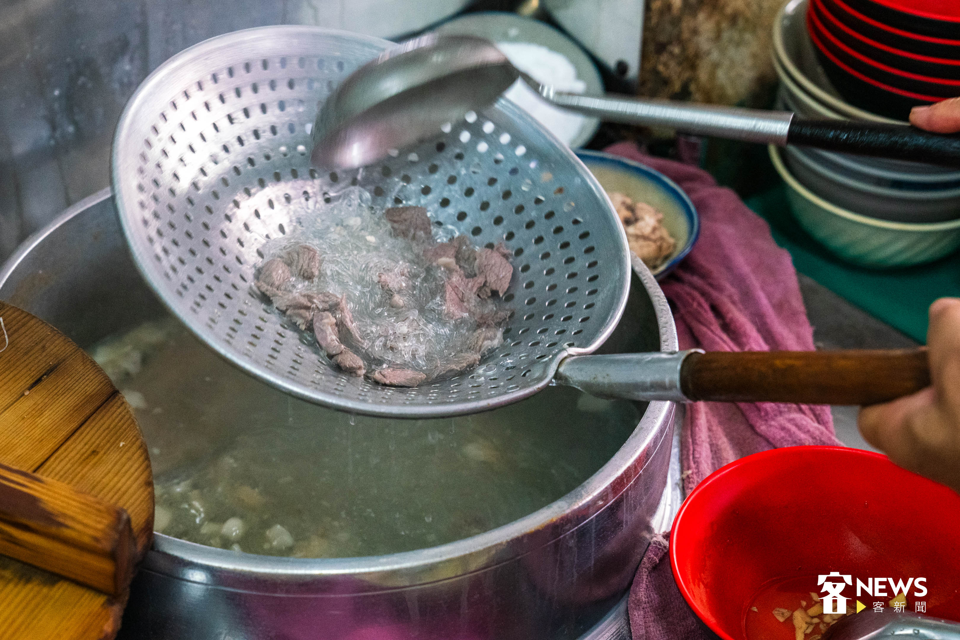 老闆將現宰羊肉片快速川燙後扣入碗中,保有嚼勁、鮮甜口感。范修語攝