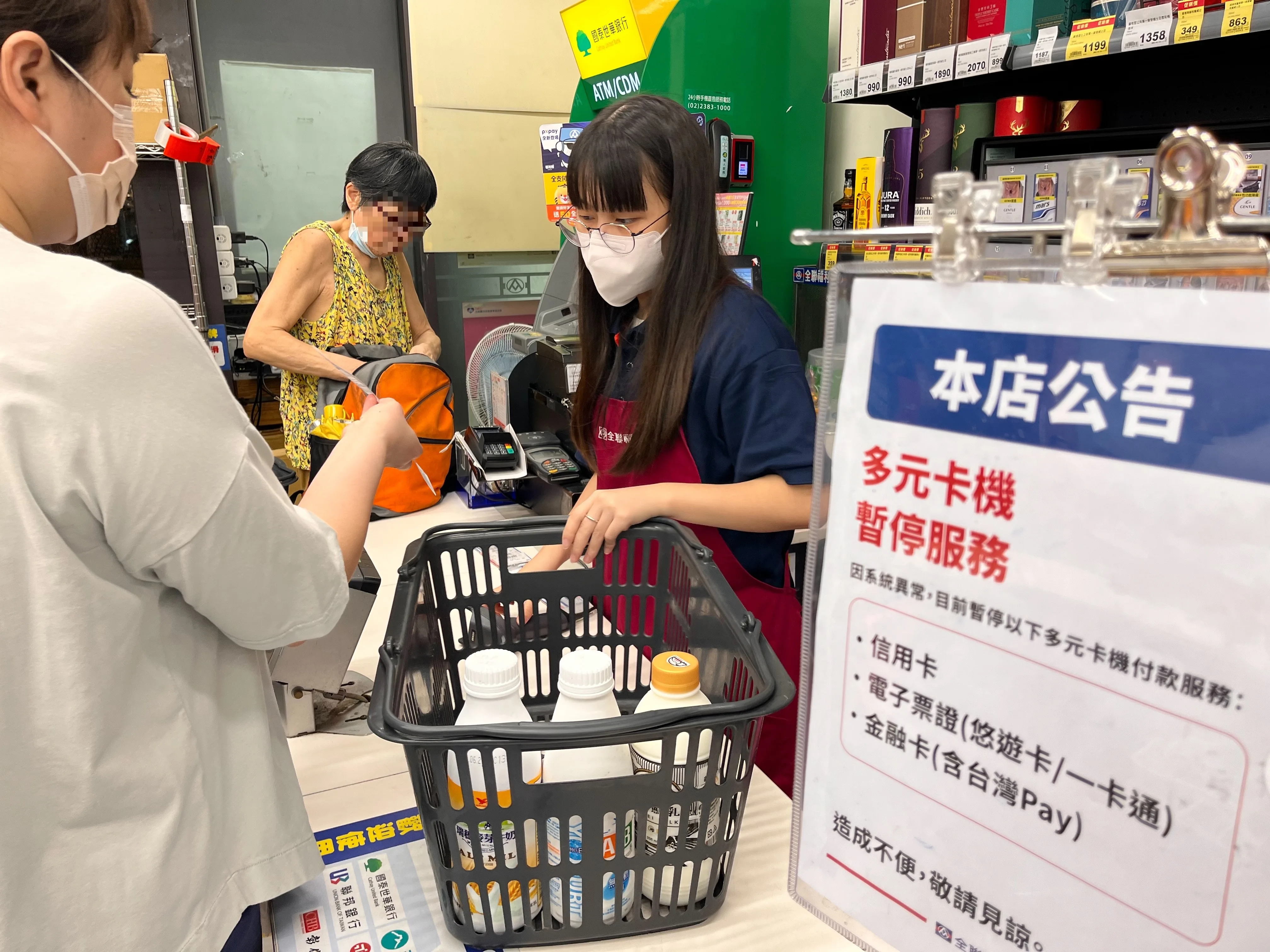 全台超市龍頭「全聯福利中心」多元信用卡機行動支付大出包！上周六傍晚，全台1165家全聯福利中心的多元信用卡機台突然大當機，至今仍無法復原。蘇佑昇攝