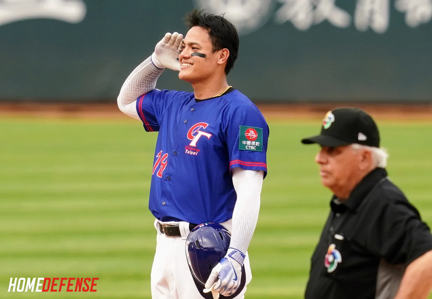 張育成在2023世界棒球經典賽，每每擊出好成績，即會做出「敬禮」手勢慶祝。取自CPBL 中華職棒臉書粉絲專頁