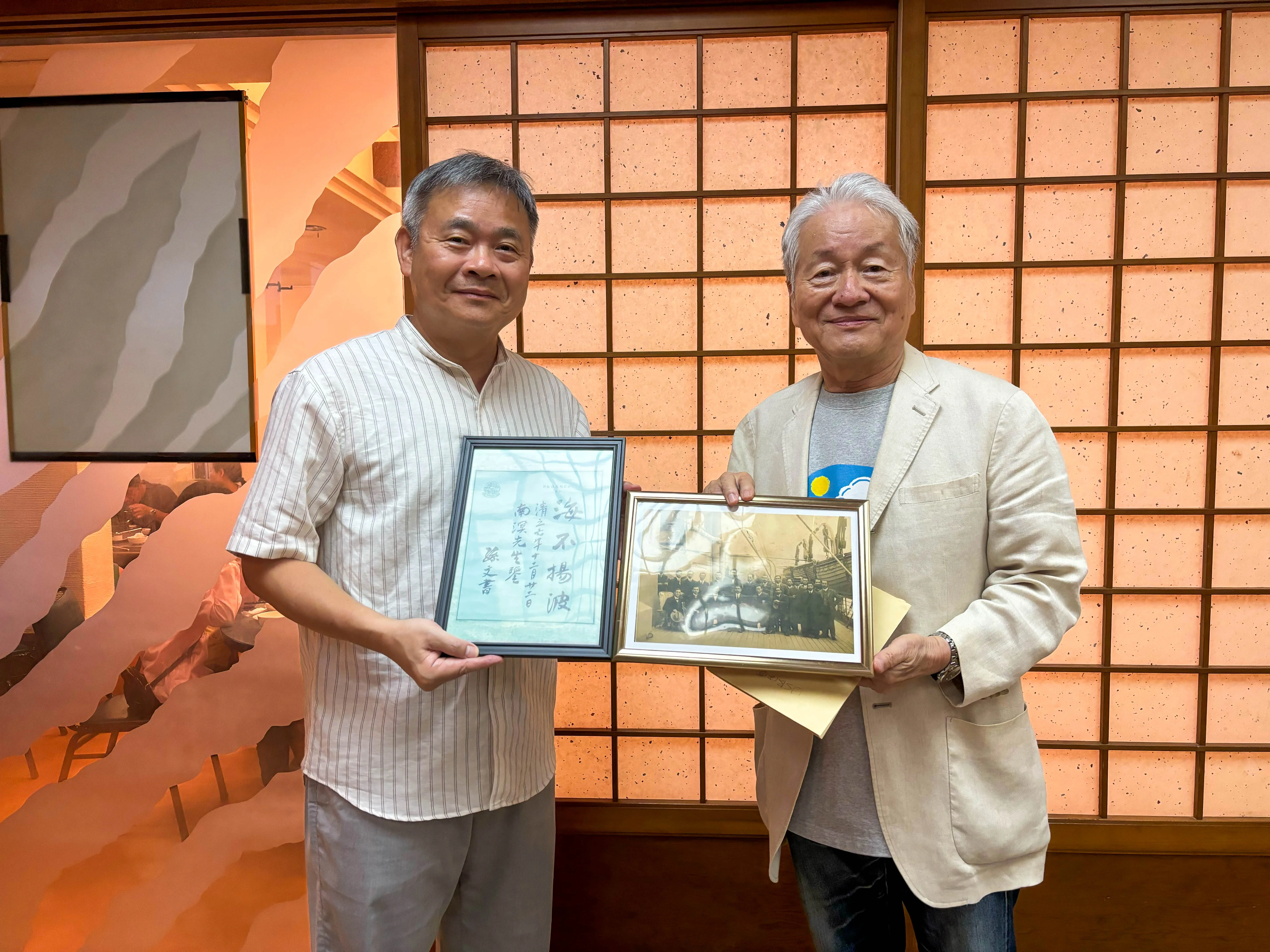 國立中央大學教授周錦宏（左）與日本沖繩大學教授緒方修（右）合影。中央大學客家學院提供