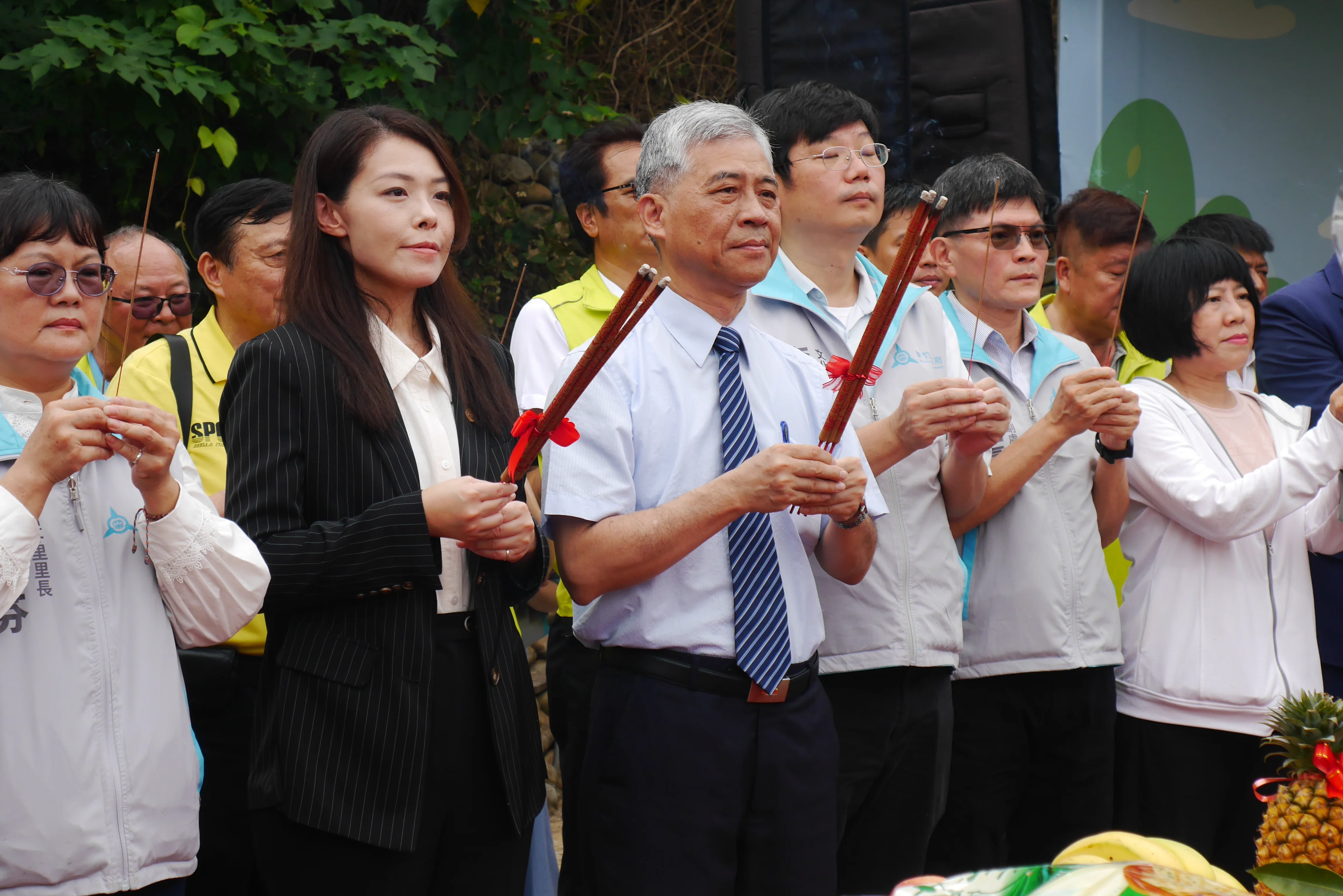客委會副主委范佐銘(左3)、新竹市長高虹安(左2)與貴賓共下為步道工程祈福。客委會提供