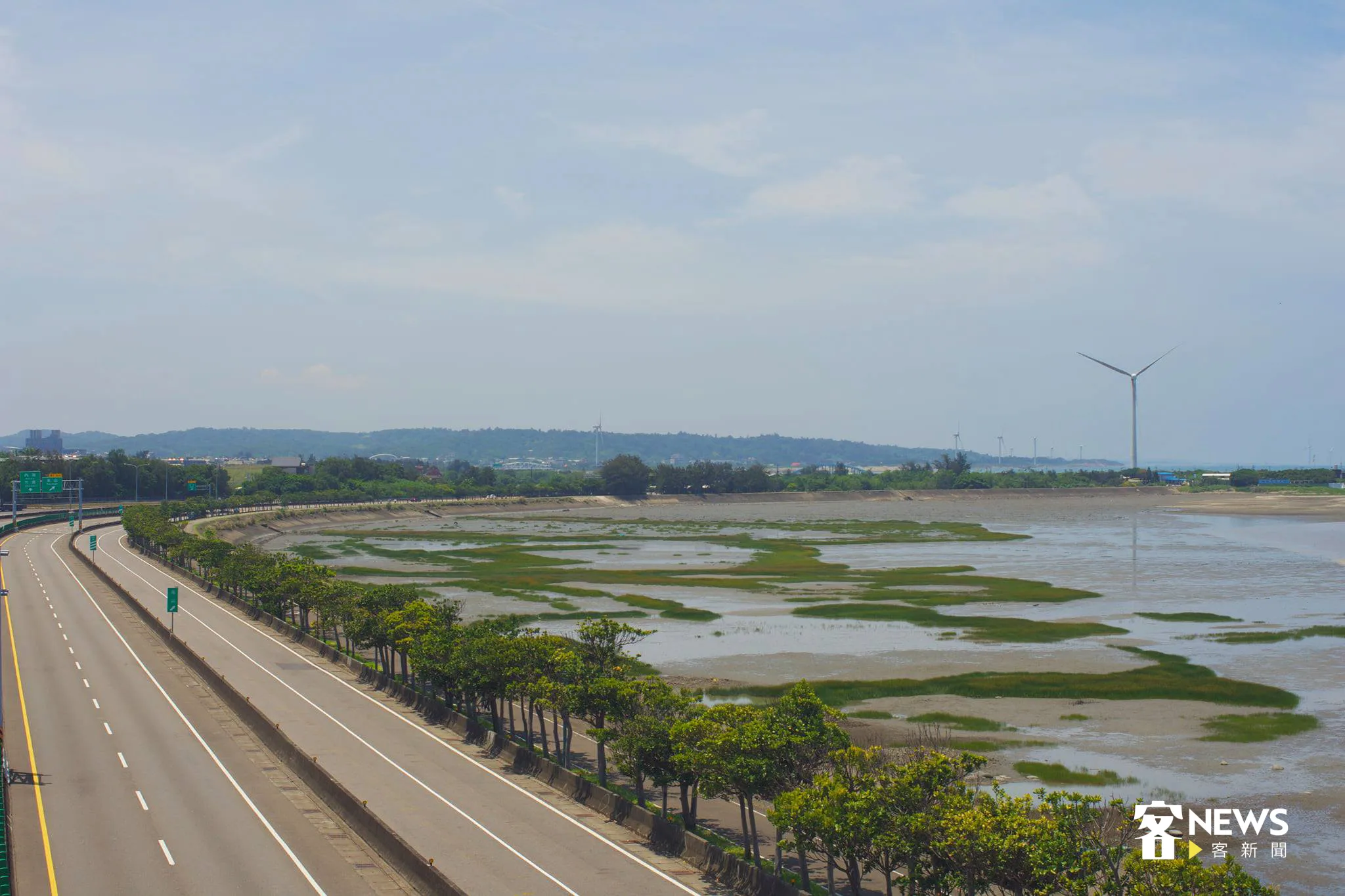 新竹台61線香山路段,沿途可欣賞海景,令人心曠神怡。洪俊傑攝(資料照)