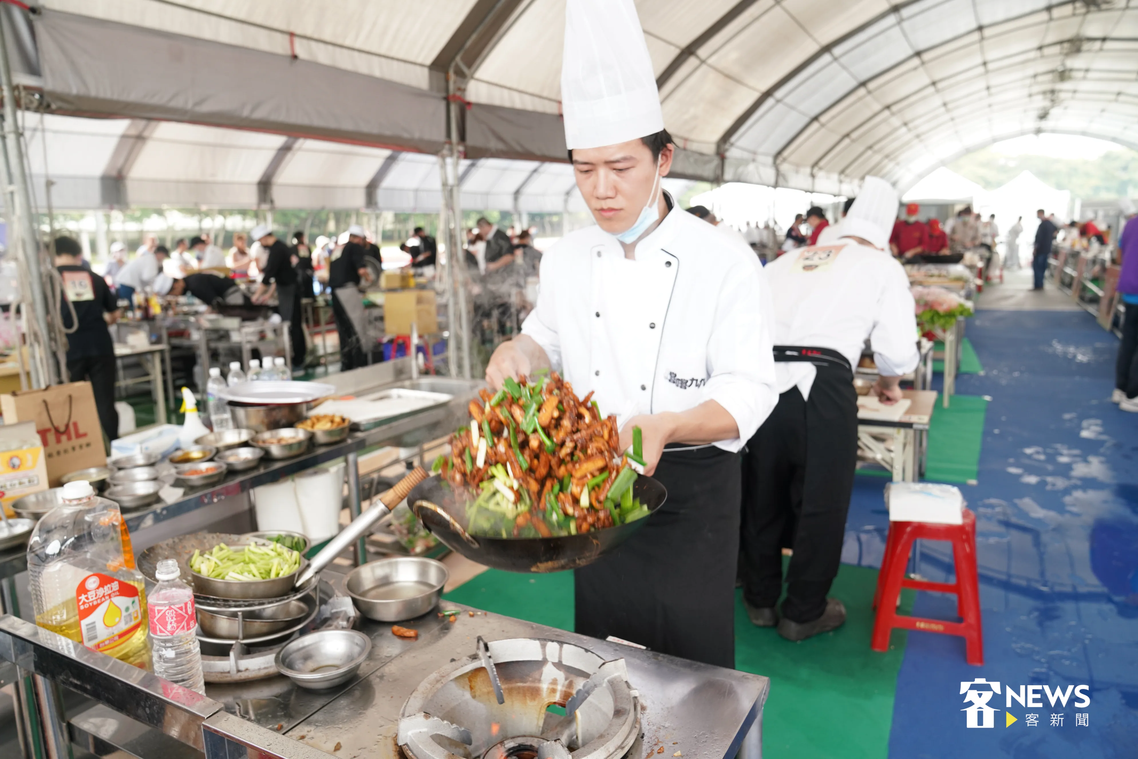 客家小炒爭霸賽,參賽選手分秒必爭專注烹飪美味菜餚,圖為2023北區初賽現場。洪俊傑攝(資料照)