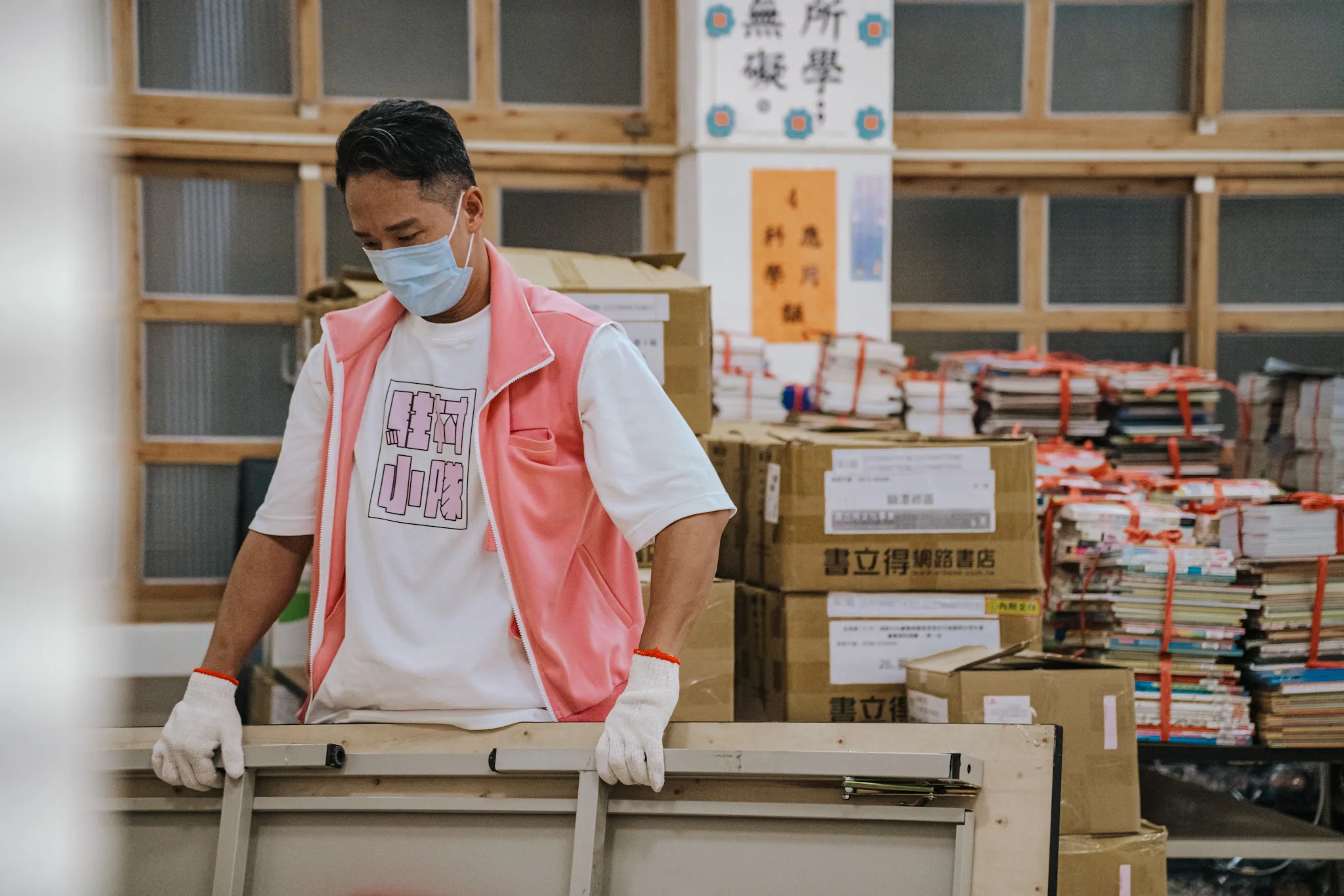 體能擔當高英軒賣力整理活動場地。客家電視提供