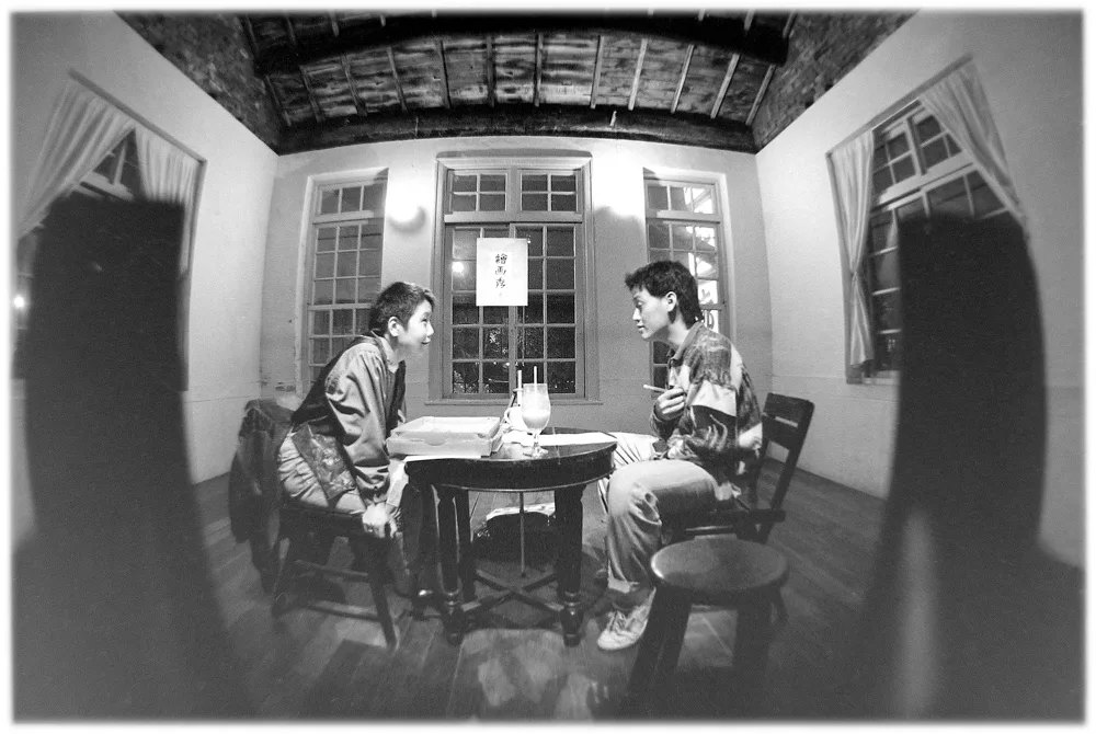 劉秋兒〈繪畫秀〉紀錄自己帶著裝有作品的黑色垃圾袋，到處找人欣賞，並發送「背叛宣言」的行為過程。劉秋兒〈繪畫秀〉1991，臺北市立美術館典藏。國家攝影文化中心提供