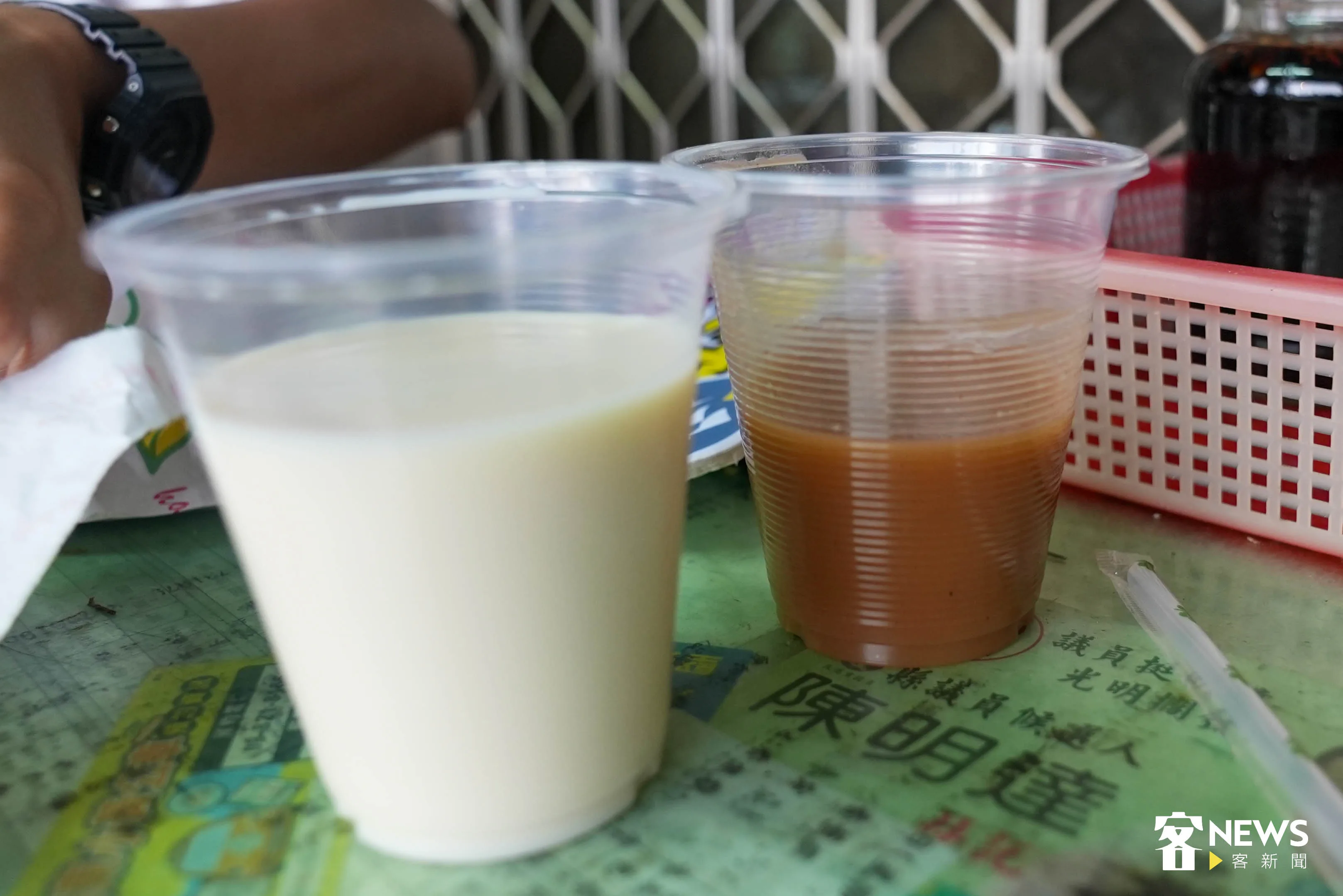 老闆自製米漿、豆漿，也能夠混合一起喝。范修語攝