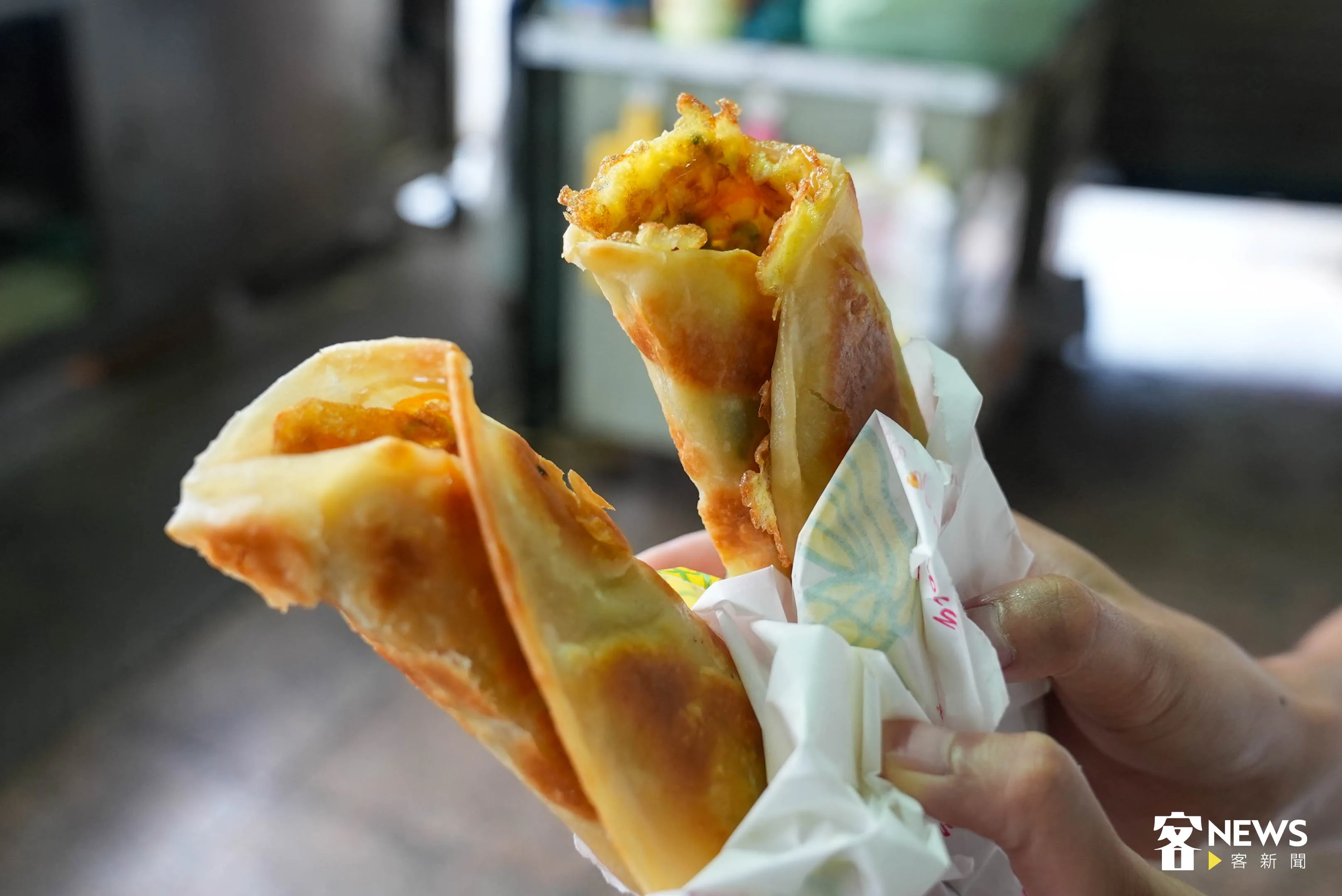 屏東最北早餐店老闆手工自製蛋餅，外皮酥脆口感扎實，還帶點淡淡奶香味。范修語攝