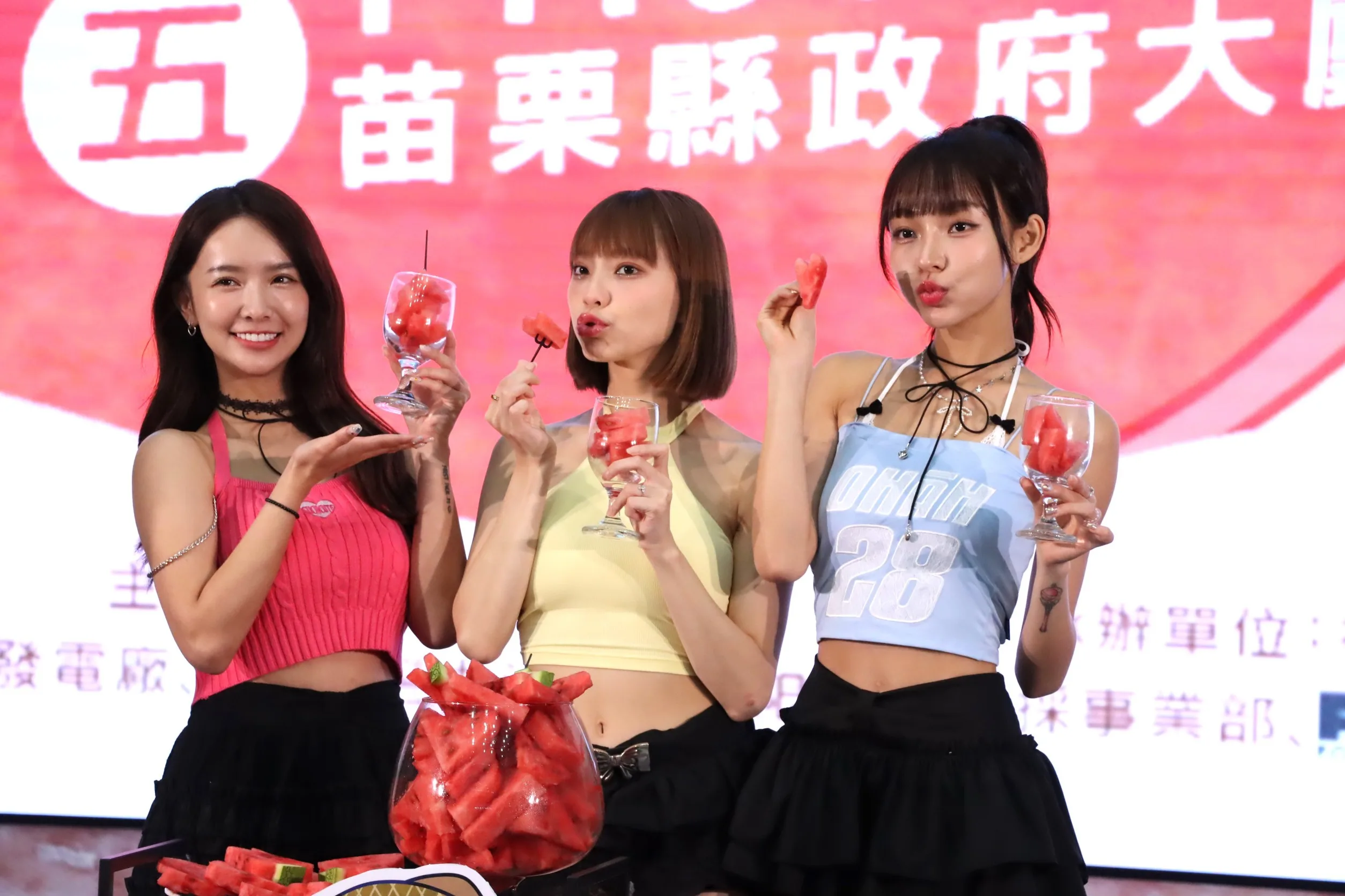 後龍鎮公所今年邀請3位性感美少女林襄(右起)、李芷霖、張雅涵為後龍西瓜代言。苗栗縣政府提供