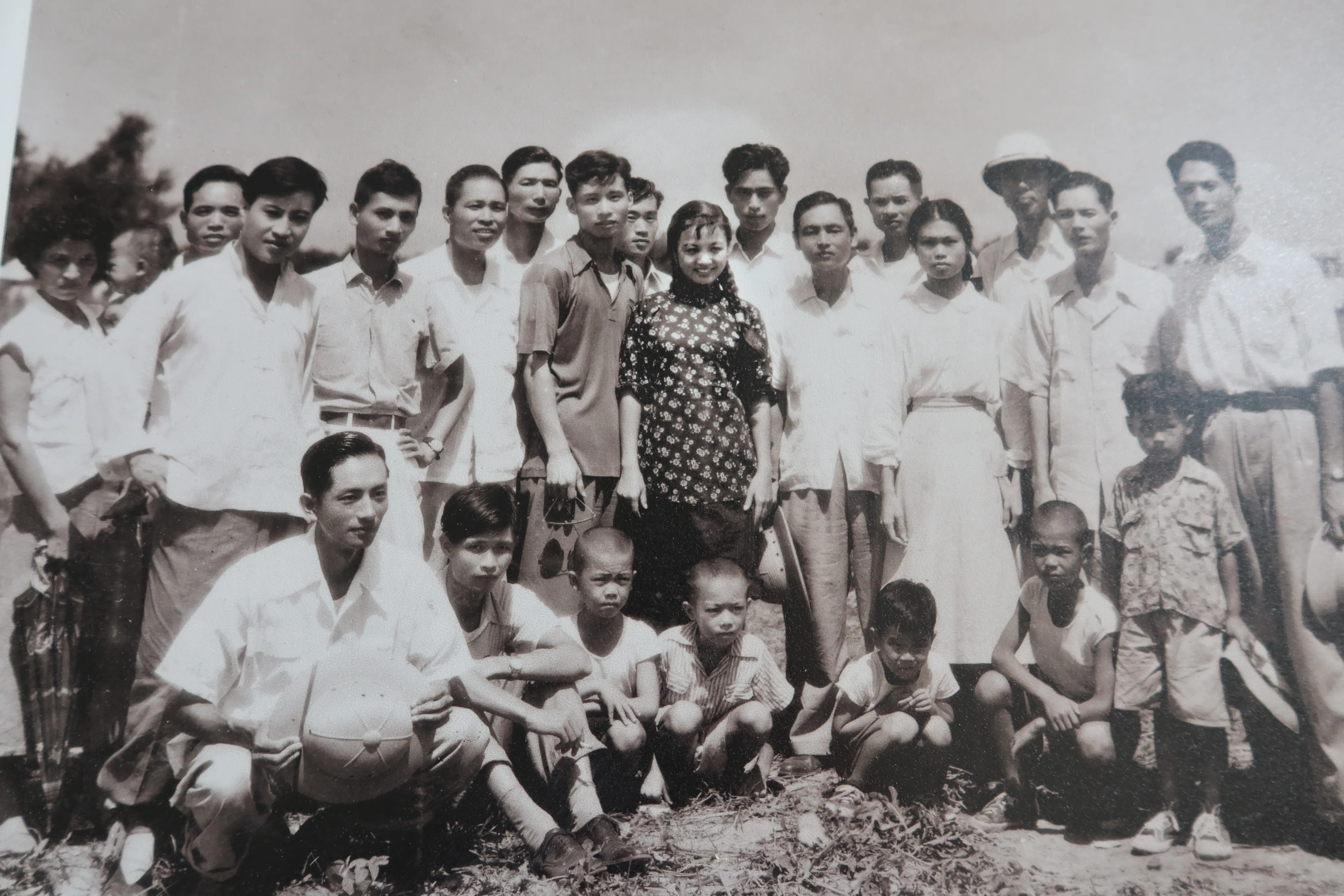 1956年《採西瓜的姑娘》電影在後龍拍攝,女主角鍾情(圖中)、男主角金峰(第二排左二)與地方人士合影,站在鍾情右邊的是鎮公所秘書余雲宏,他陪同劇組人員下鄉拍攝。余文秀提供
