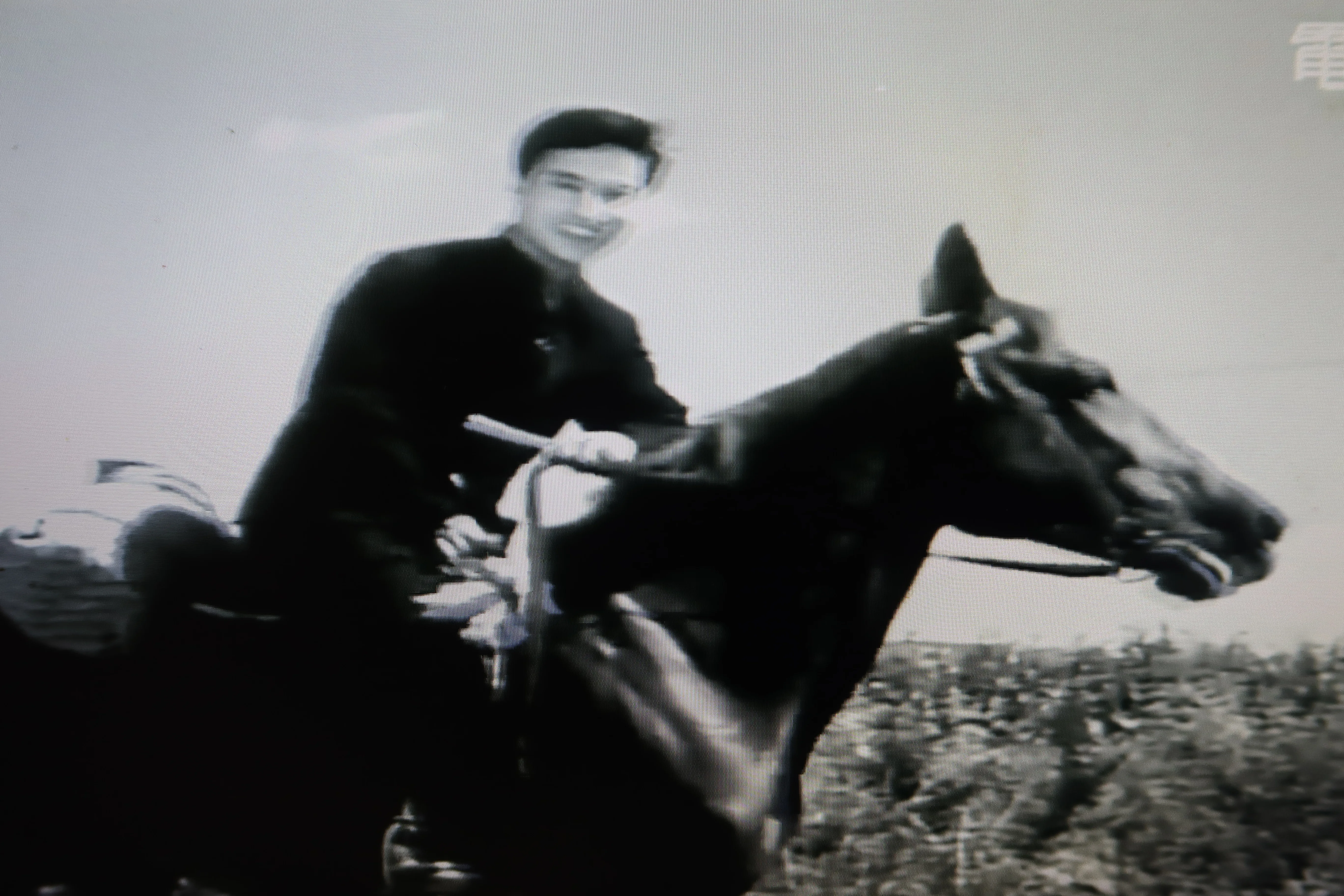 男主角金峰飾演農學院畢業青年,他騎頭赤馬返鄉,風度翩翩。翻攝自《採西瓜的姑娘》影片