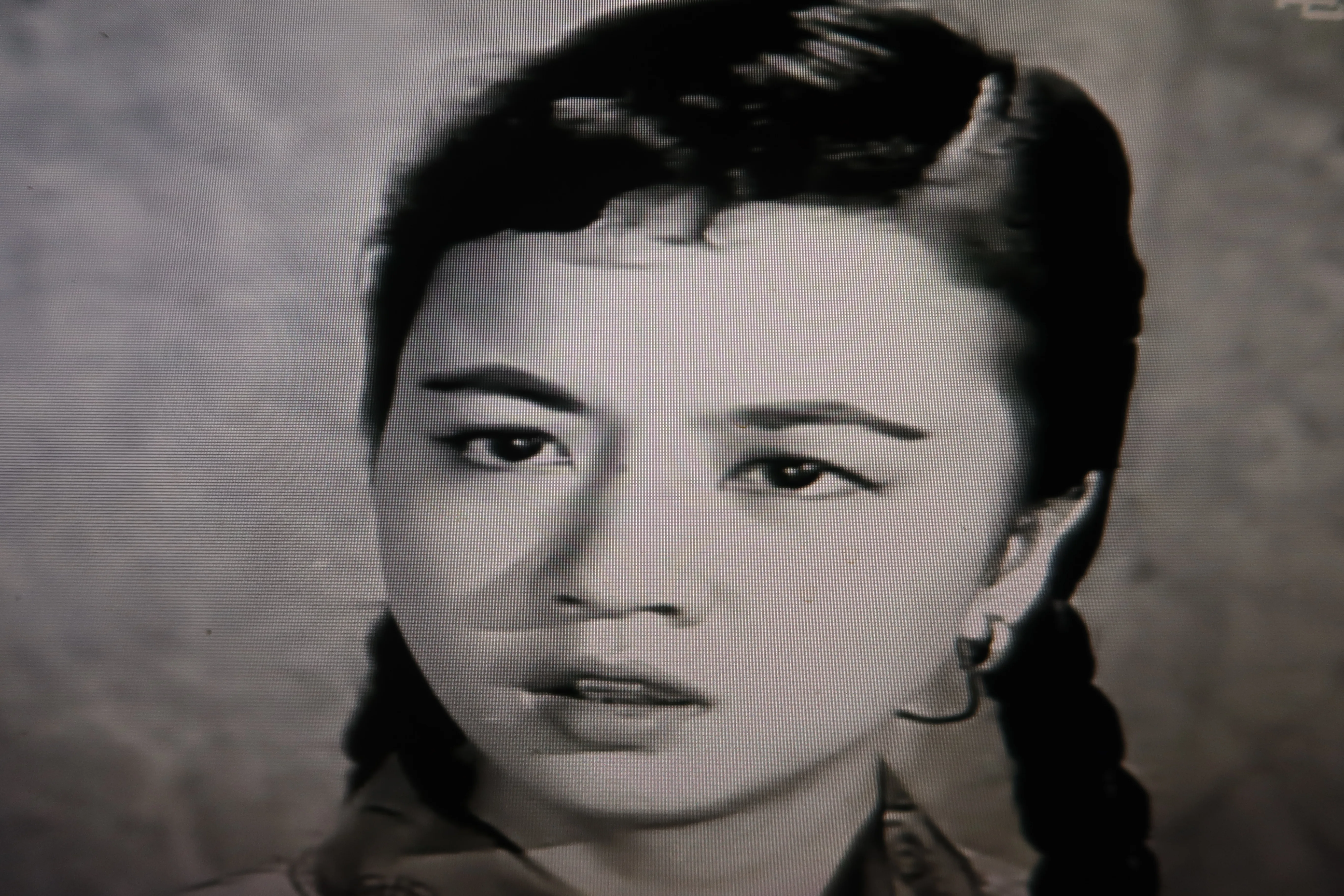 鍾情在「採西瓜的姑娘」影片中的清秀造型。翻攝自《採西瓜的姑娘》影片
