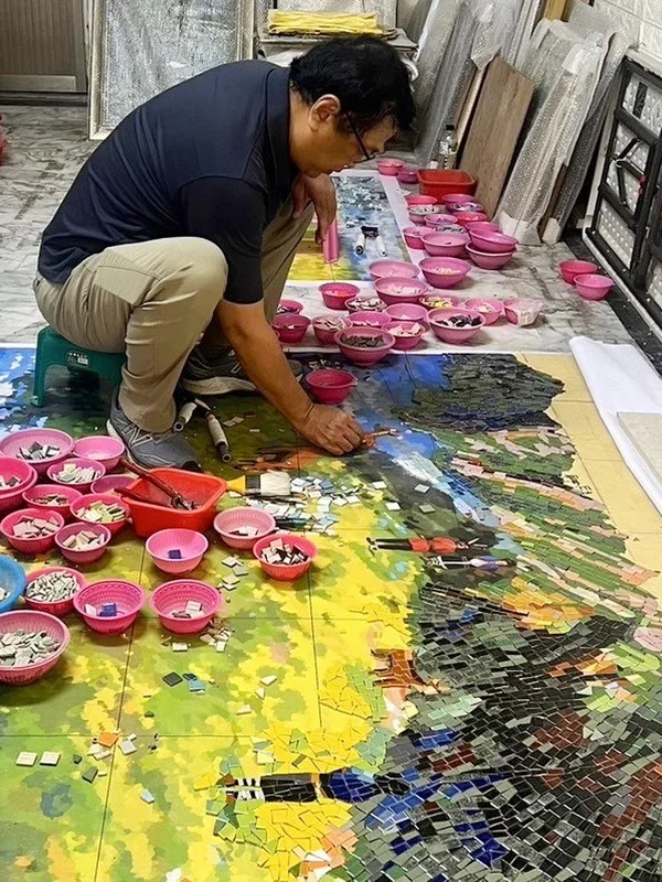 藝術家歐志成依據鄒族口述歷史中，族人遇大洪水避難到玉山的神話故事，以馬賽克拼貼創作藝術牆。歐志成提供（中央社）