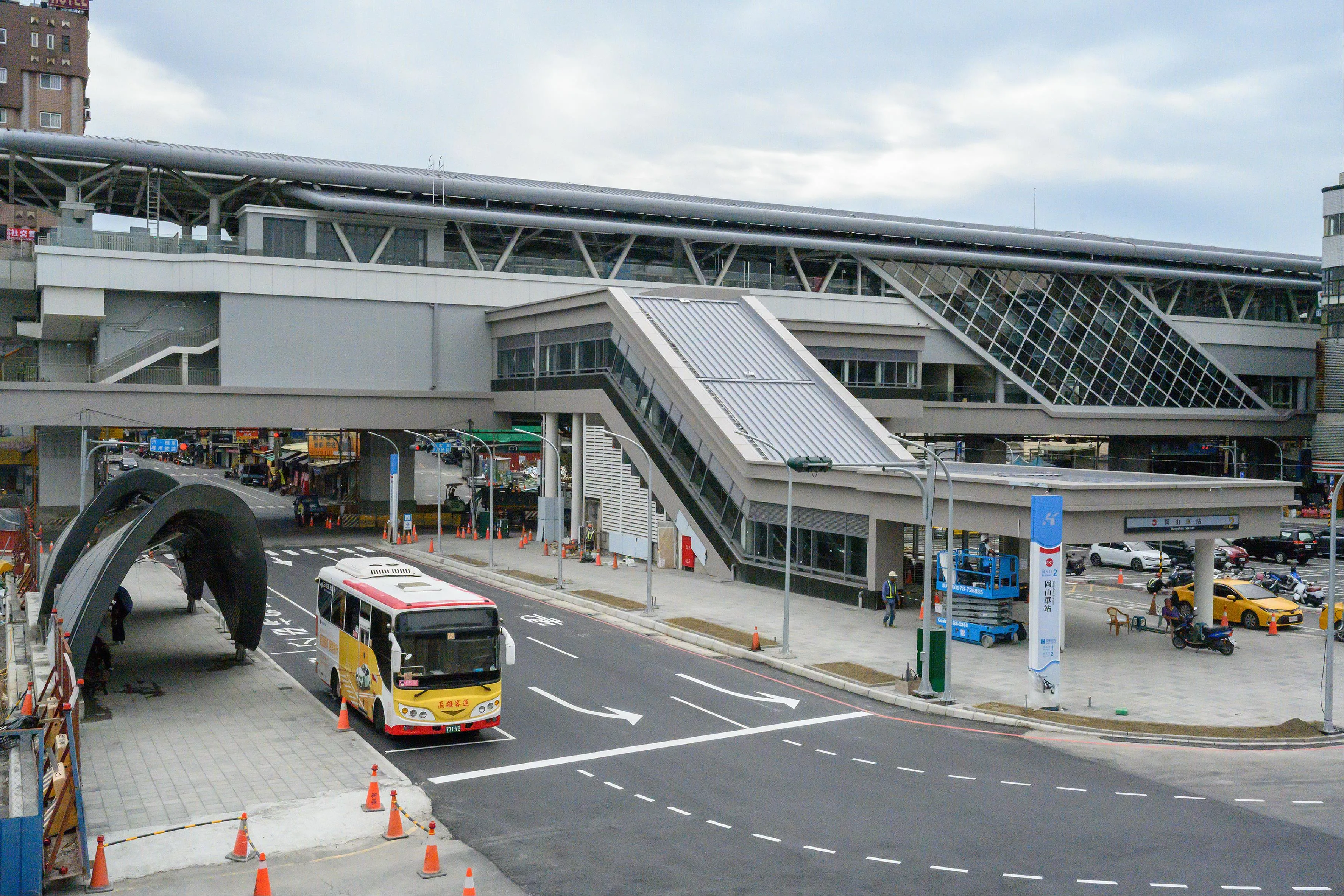 捷運岡山站站外示意圖。高雄捷運局提供