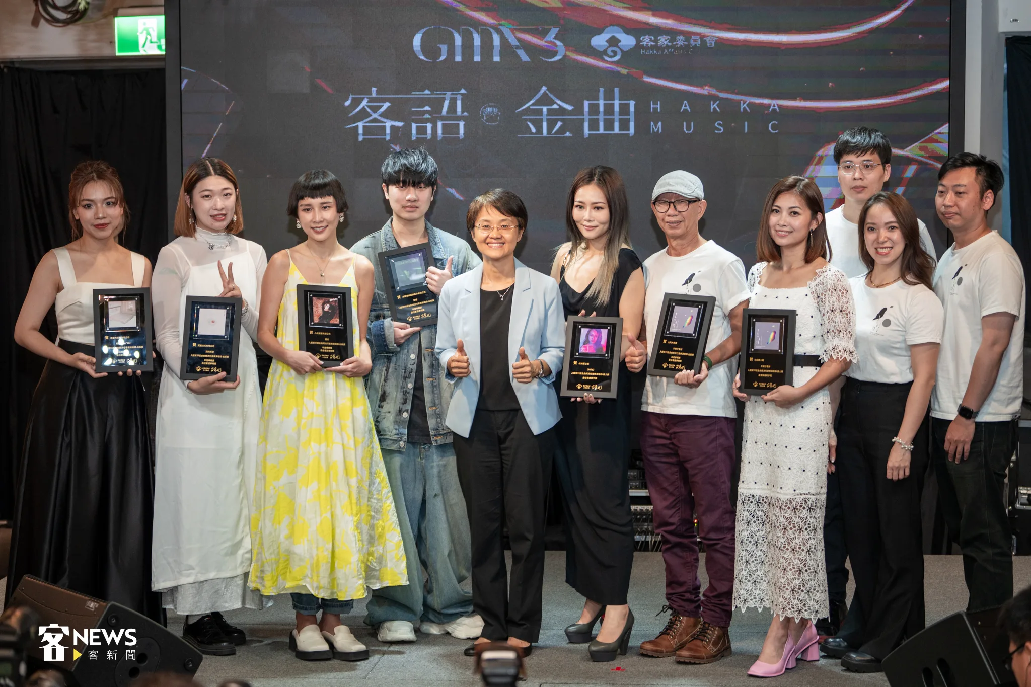 客家金曲音樂人齊聚，左起柔米、邱淑蟬、葉穎、彭柏邑、客委會主委古秀妃、林沛蕎、顏志文、林鈺婷及山狗大後生樂團成員。宋佩遙攝