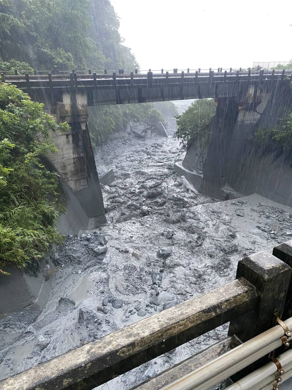 橋梁附近大雨沖刷下的泥水。民眾提供