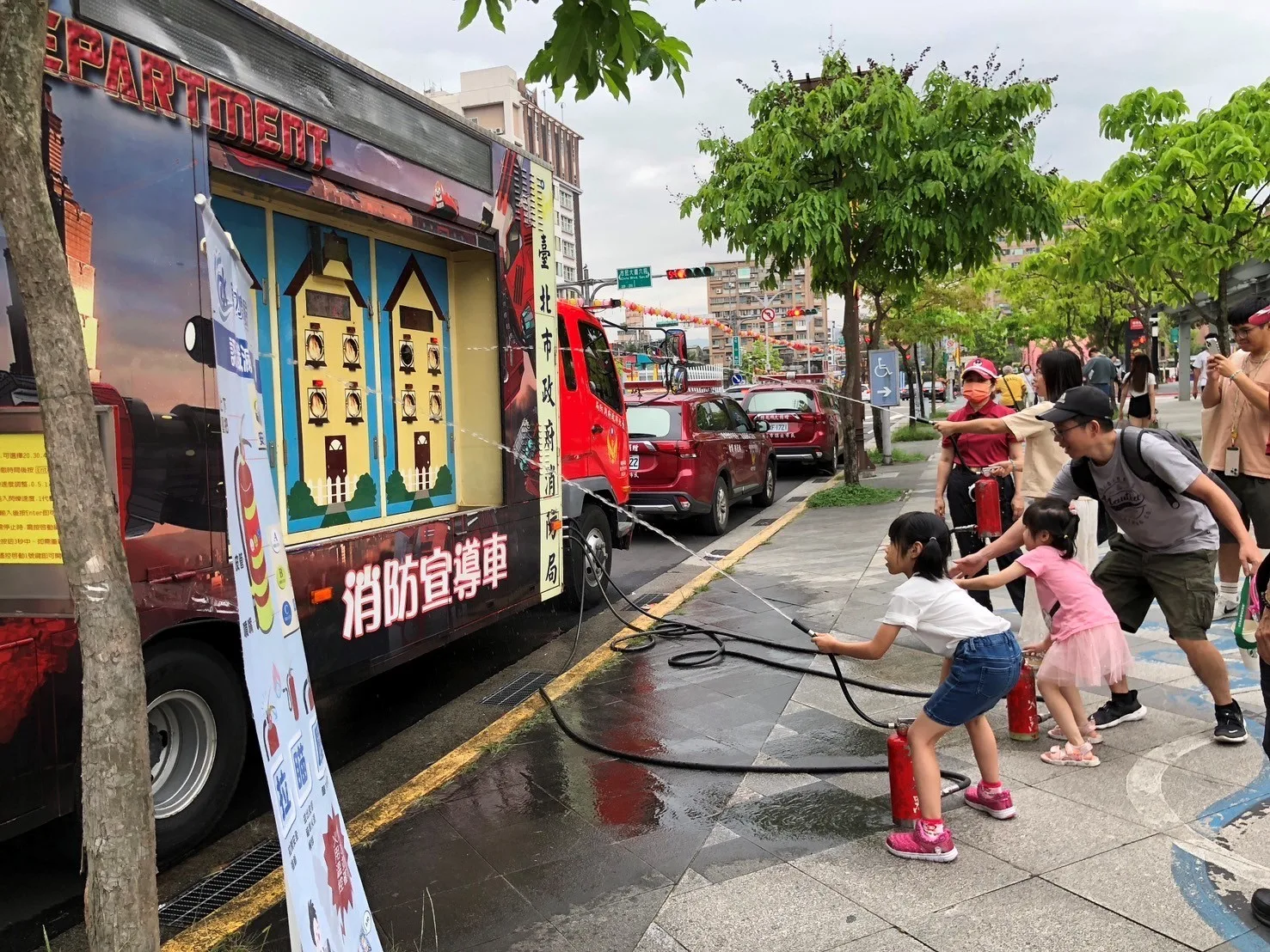臺北客家書院與消防單位合作提供消防體驗，提倡SDGs。臺北客家書院提供