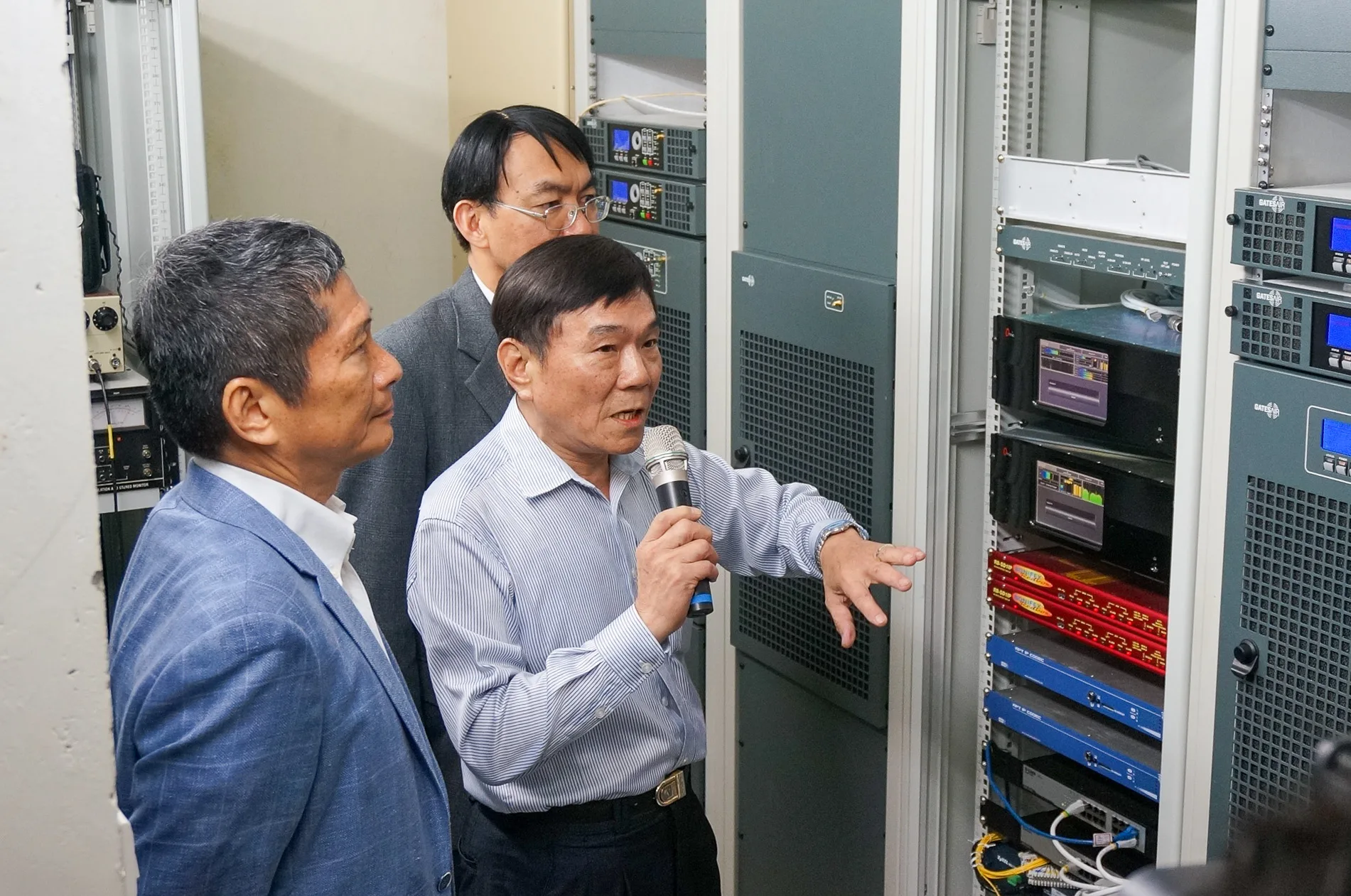 客委會前主委李永得於2017年6月2日視察講客廣播電臺竹子山轉播站。客家委員會提供