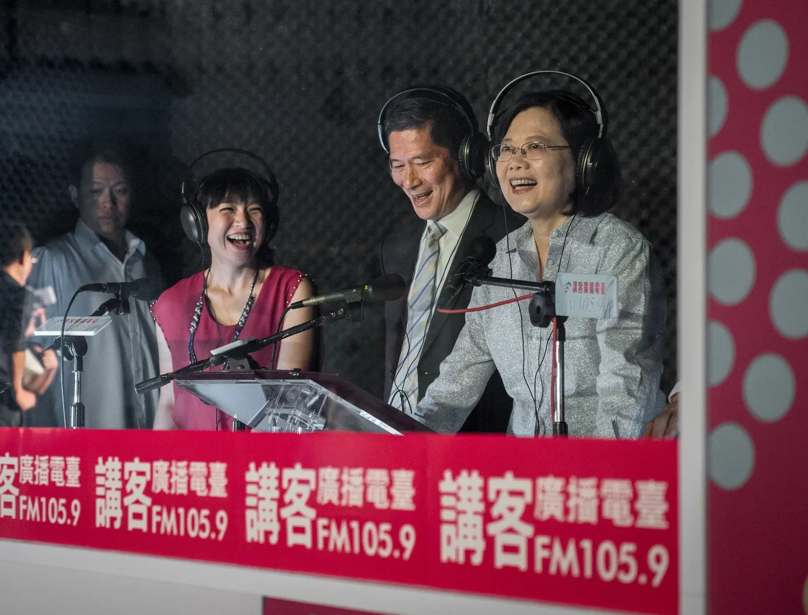前總統蔡英文（右1）、客委會前主委李永得（右2）與主持人彭月春（右3）於2017年用客語放送出講客廣播電臺第一個聲音。總統府提供