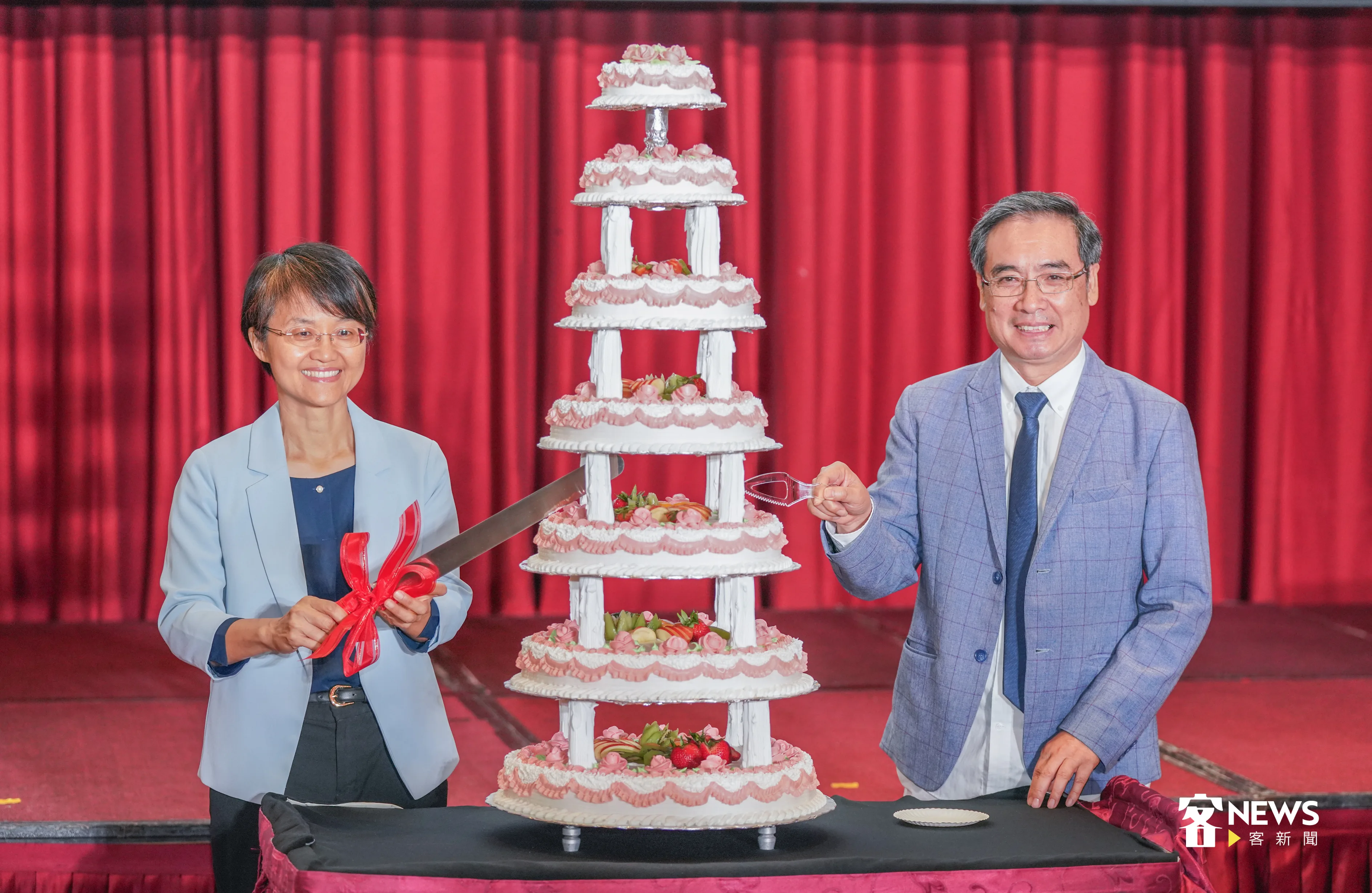 講客電臺7週年台慶,客委會主委(左)與客傳會董事長陳邦畛(右)一起切蛋糕祝賀。洪俊傑攝