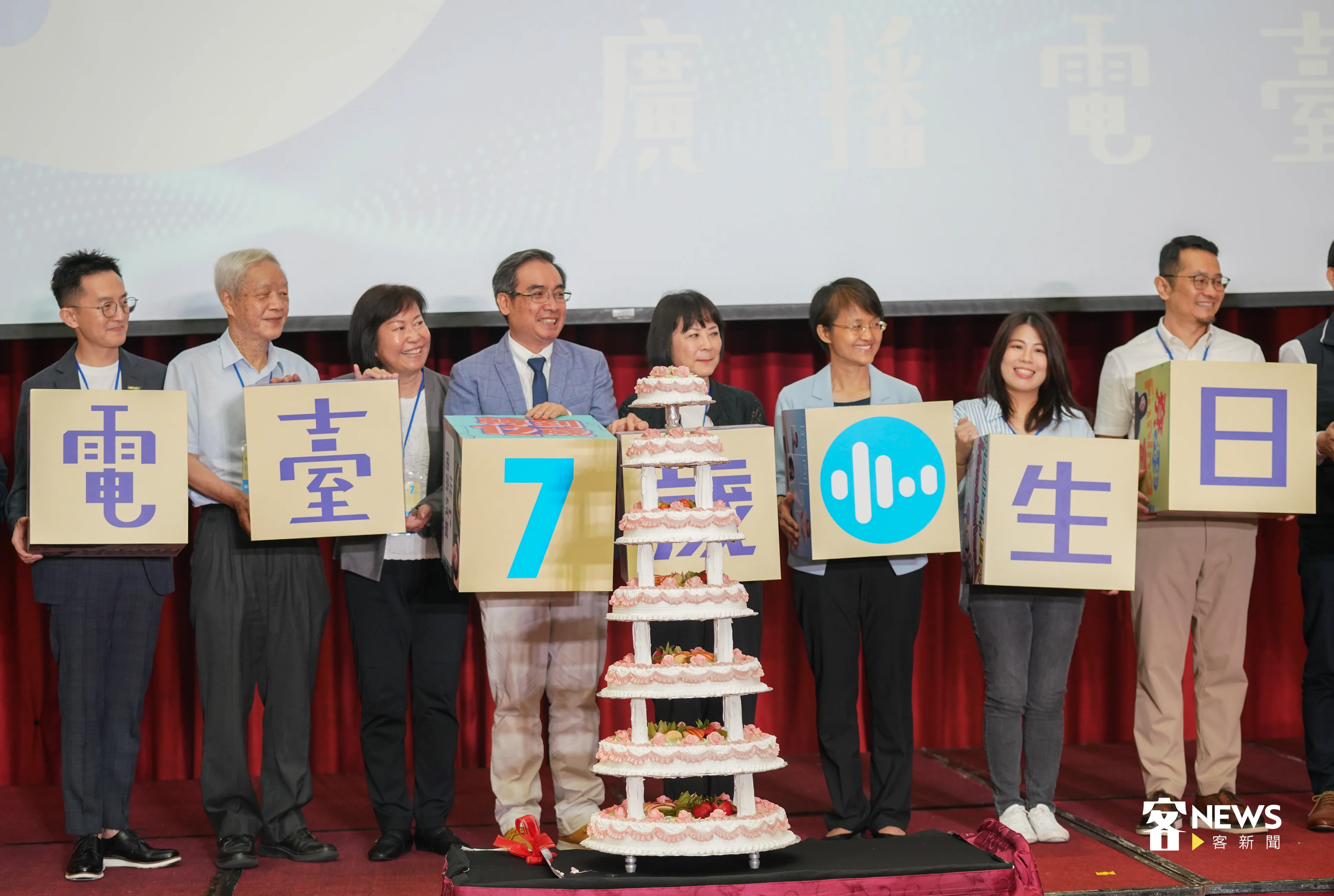 講客廣播電臺7週年台慶，邀請主持人切蛋糕同樂。洪俊傑攝