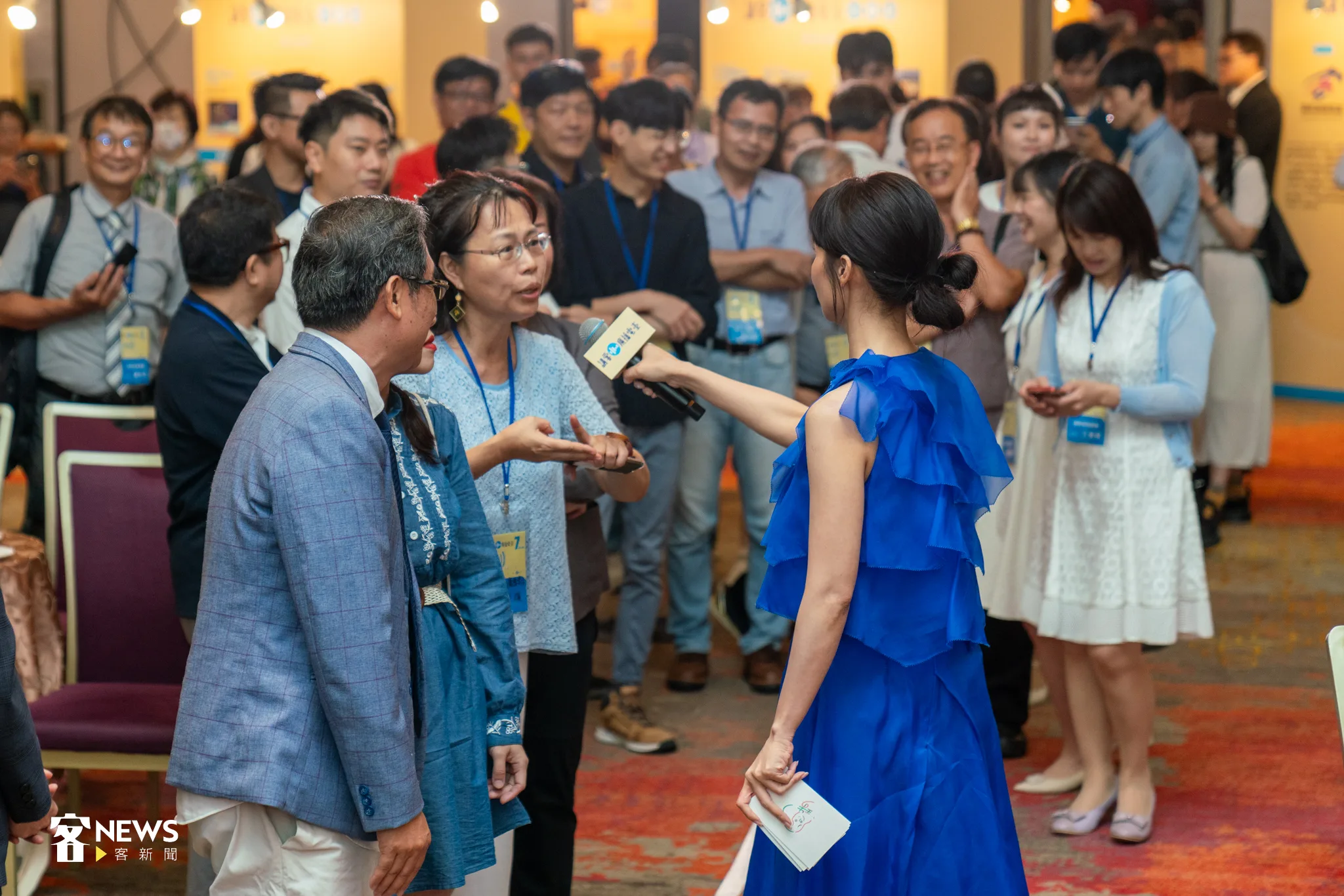 本場主持人陳明珠與台下貴賓互動,帶動現場的歡樂氣氛。宋佩遙攝