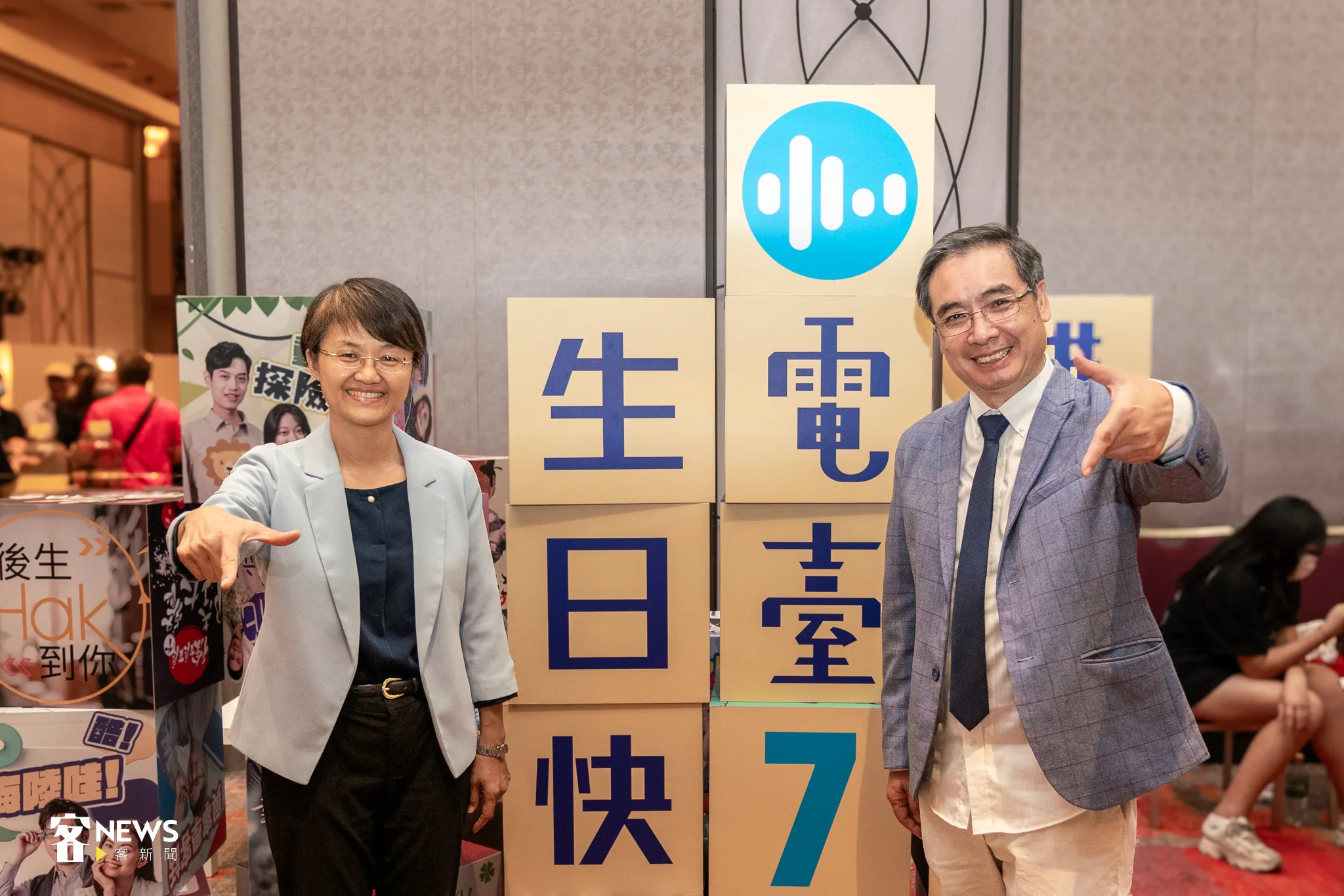講客電臺7週年台慶,客委會主委(左)與客傳會董事長陳邦畛(右)一起來慶祝。宋佩遙攝