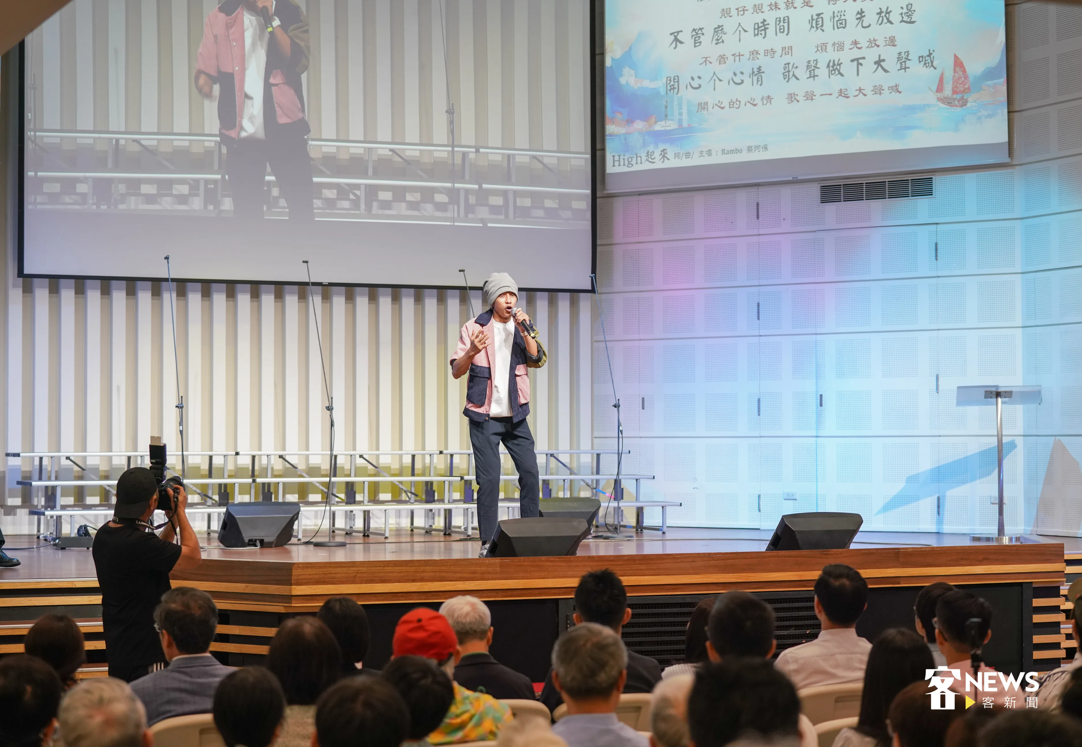 東馬砂拉越古晉歌手蔡阿保,演唱〈Hight起來〉。洪俊傑攝