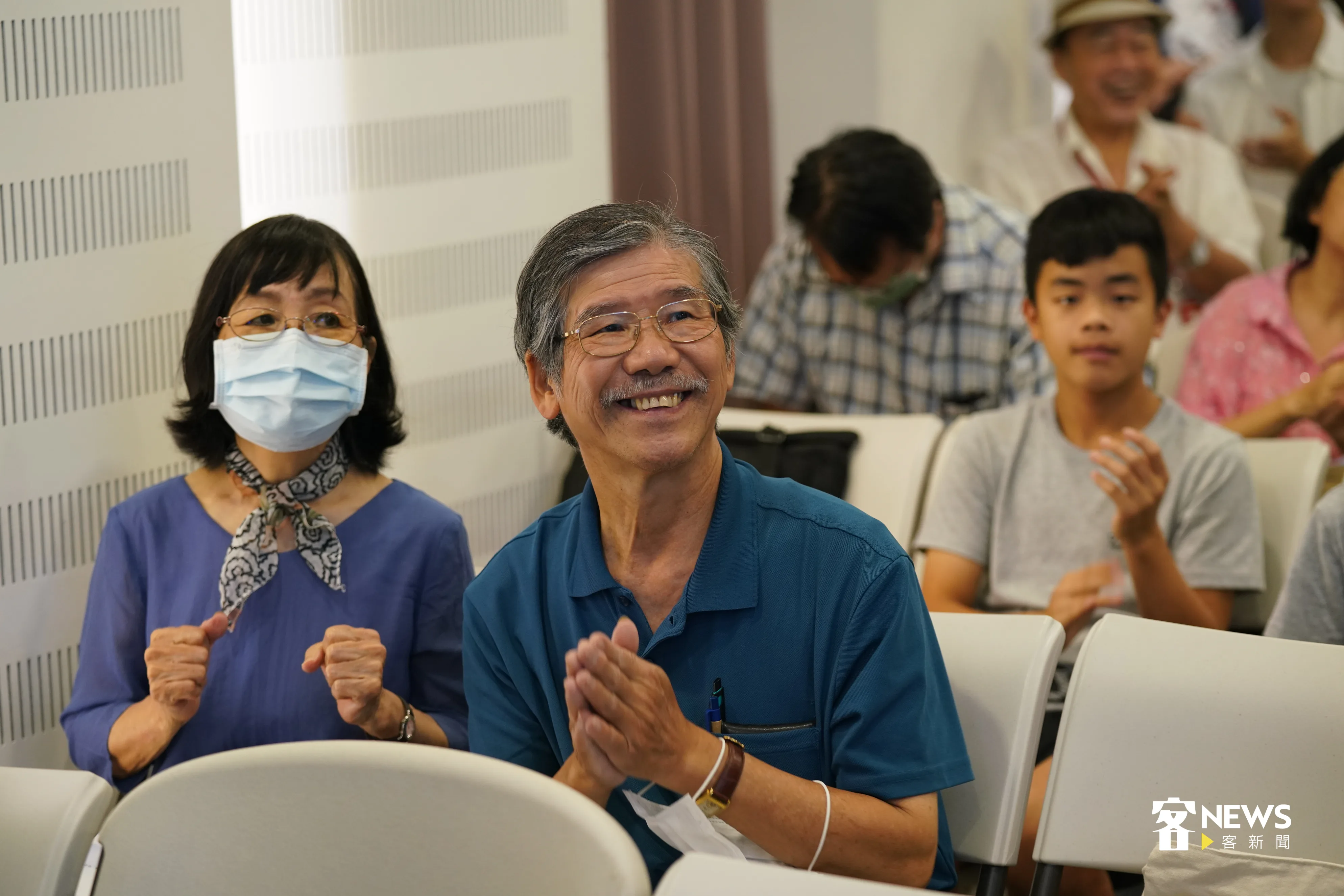 客家歸神詩歌專輯發表會,台下聽眾跟著音樂舞動拍手。洪俊傑攝