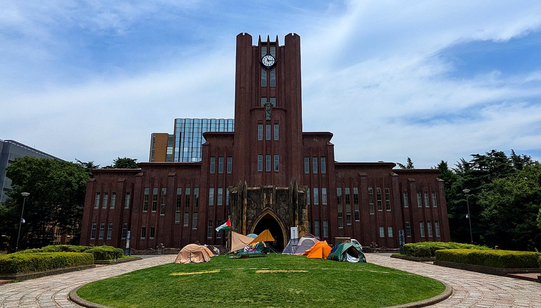 東大學生聚集在校園安田講堂前搭帳棚抗議。翻攝自ntl48《推特》