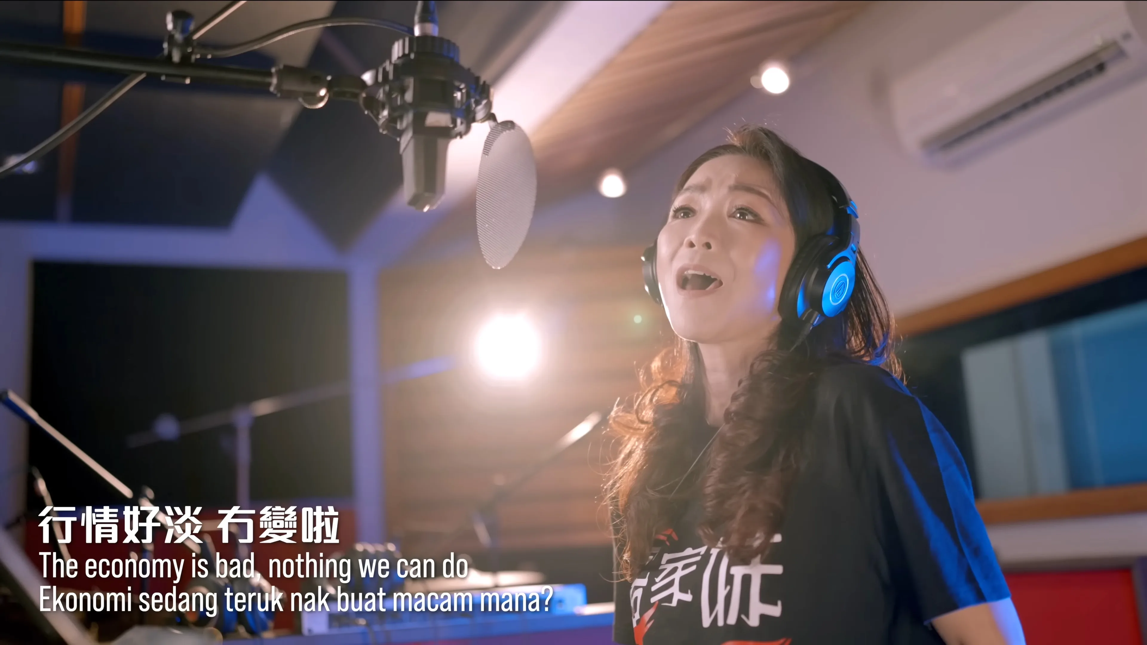 原版〈漂向北方〉合音天使莉迪雅周慧娜負責副歌段落，身穿「客家妹」字樣衣服，相當引人注目。翻攝MV畫面