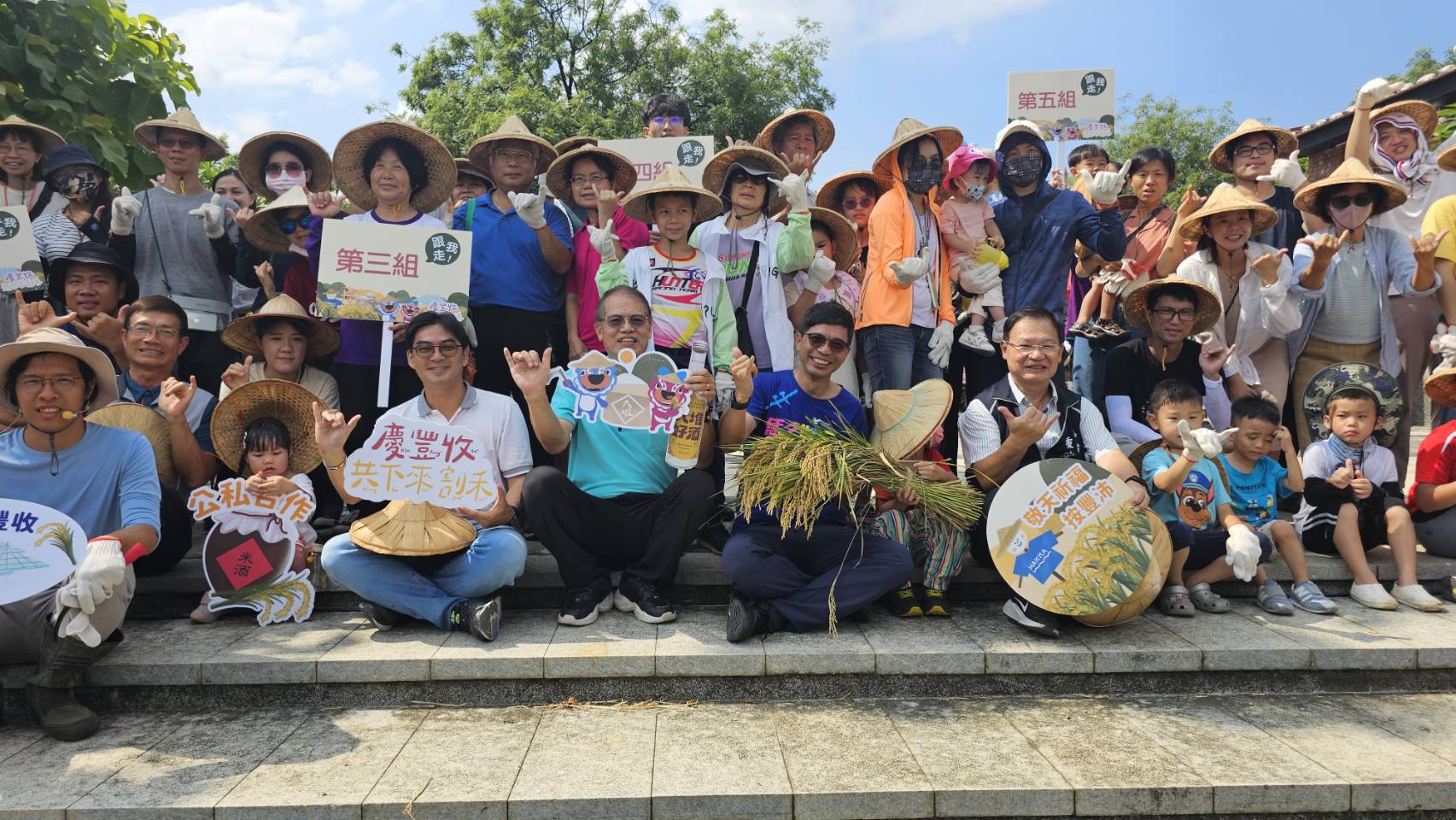 23日有百餘名民眾,一起體驗割禾打鬥敘「大人細仔共下來認識火焰蟲(foˋiam cungˇ)跟體驗割禾(godˋ voˇ)。六堆客家文化園區提供。