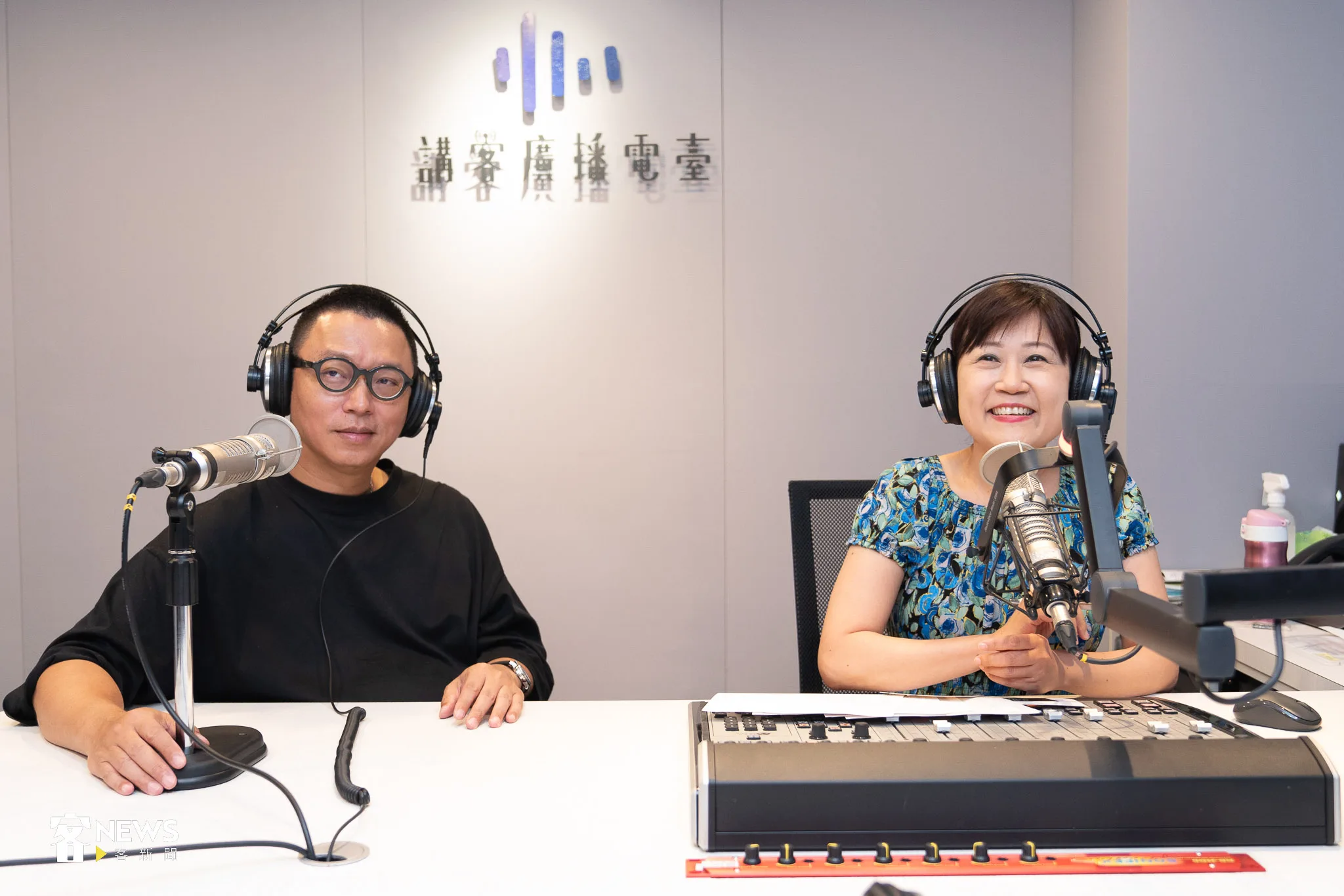 沈可尚(左)接受講客廣播電臺主持人宋菁玲(右)專訪,暢談《客人主人》拍攝心路歷程。宋佩遙攝