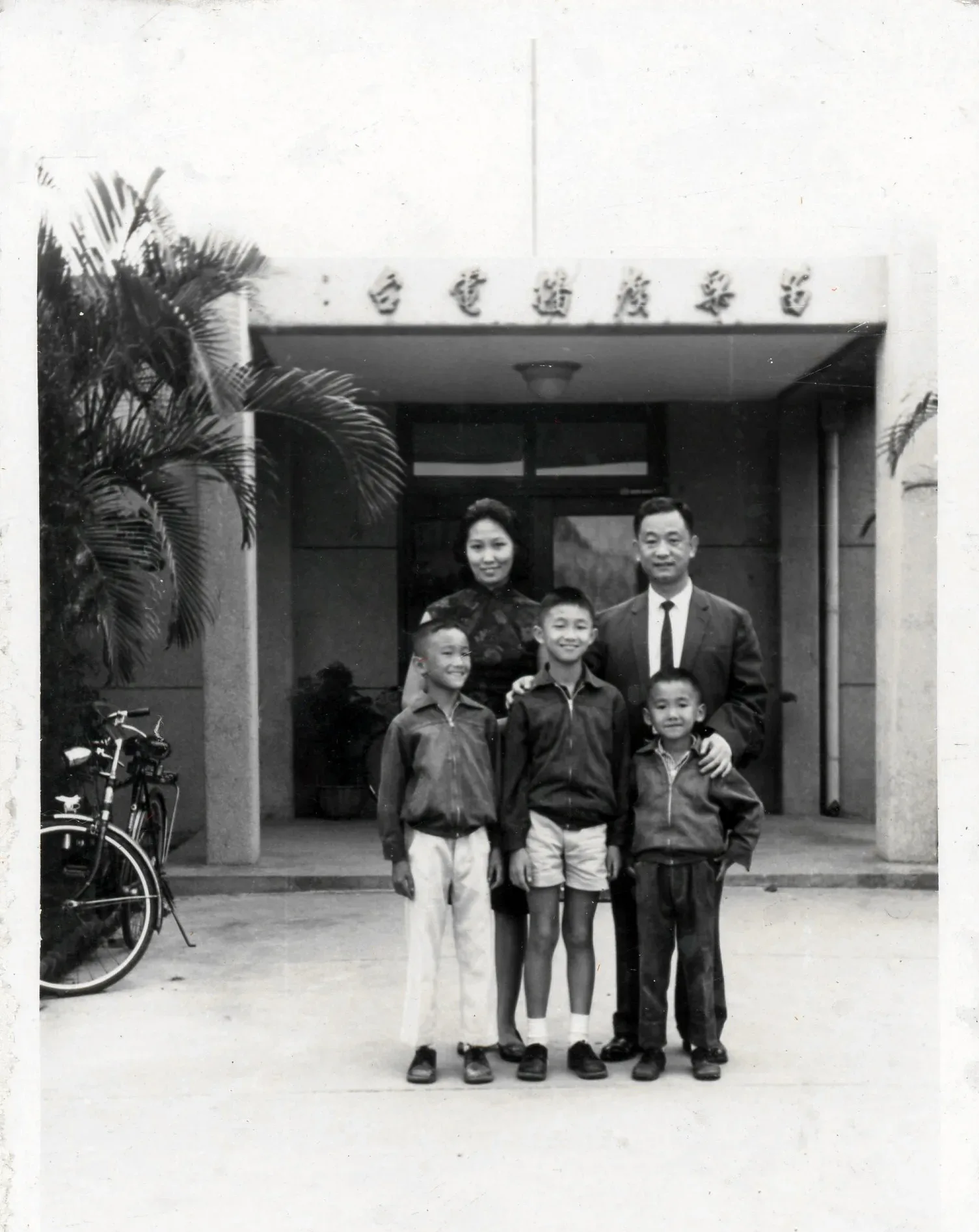 江平成(1928﹣2004)、曾雲珍(1933﹣2018)夫婦,1955年到苗栗創設中廣苗栗臺,開啟臺灣客語廣播先河。圖為夫婦在中廣苗栗臺前與三個兒子合影,長子江光大(前排中)也繼承衣缽,在中央廣播電臺從事客語廣播到退休。江光大提供