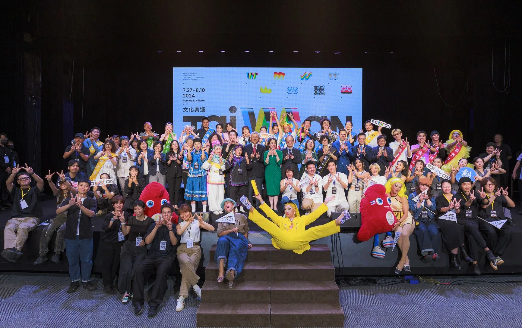 臺灣22組表演團隊將在巴黎文化奧運帶來60場演出。副總統蕭美琴為團隊綬帶，全員以雙手比「V」組成「W」，象徵臺灣團隊一切順利也勝利。文化部提供