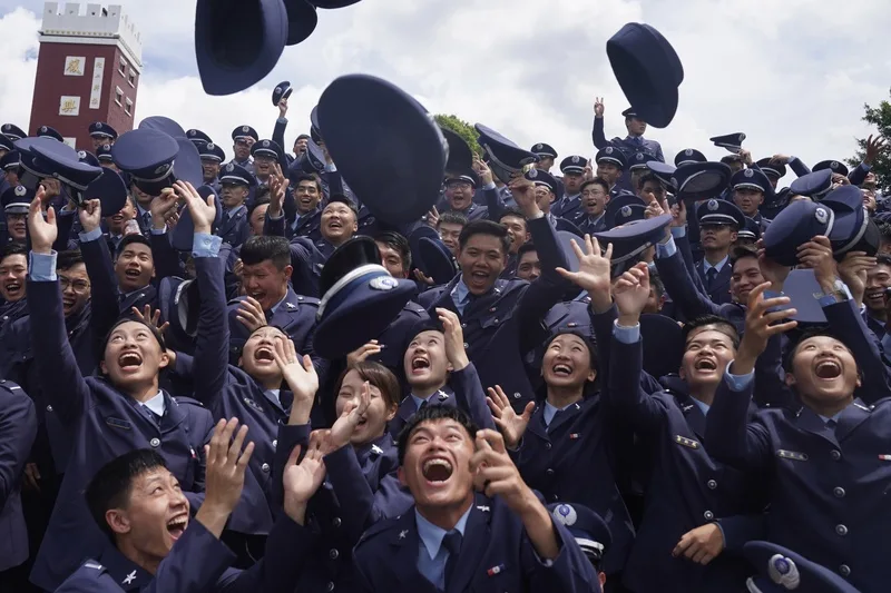 「113年三軍八校院聯合畢業典禮」27日上午在國防大學復興崗校區舉行，畢業生將帽子拋向空中慶祝。中央社