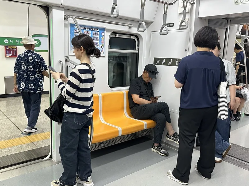 首爾地鐵每節車廂兩端都設有「交通弱者席」,年長者以外的乘客很少主動使用,座位時常空置。中央社