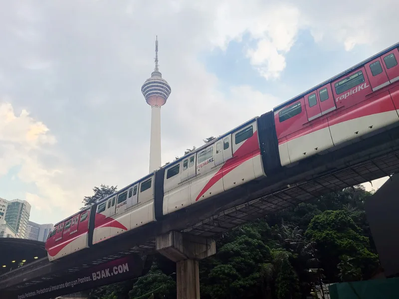 馬來西亞首都吉隆坡有多條地鐵路線,圖為即將進站的輕快鐵LRT。中央社