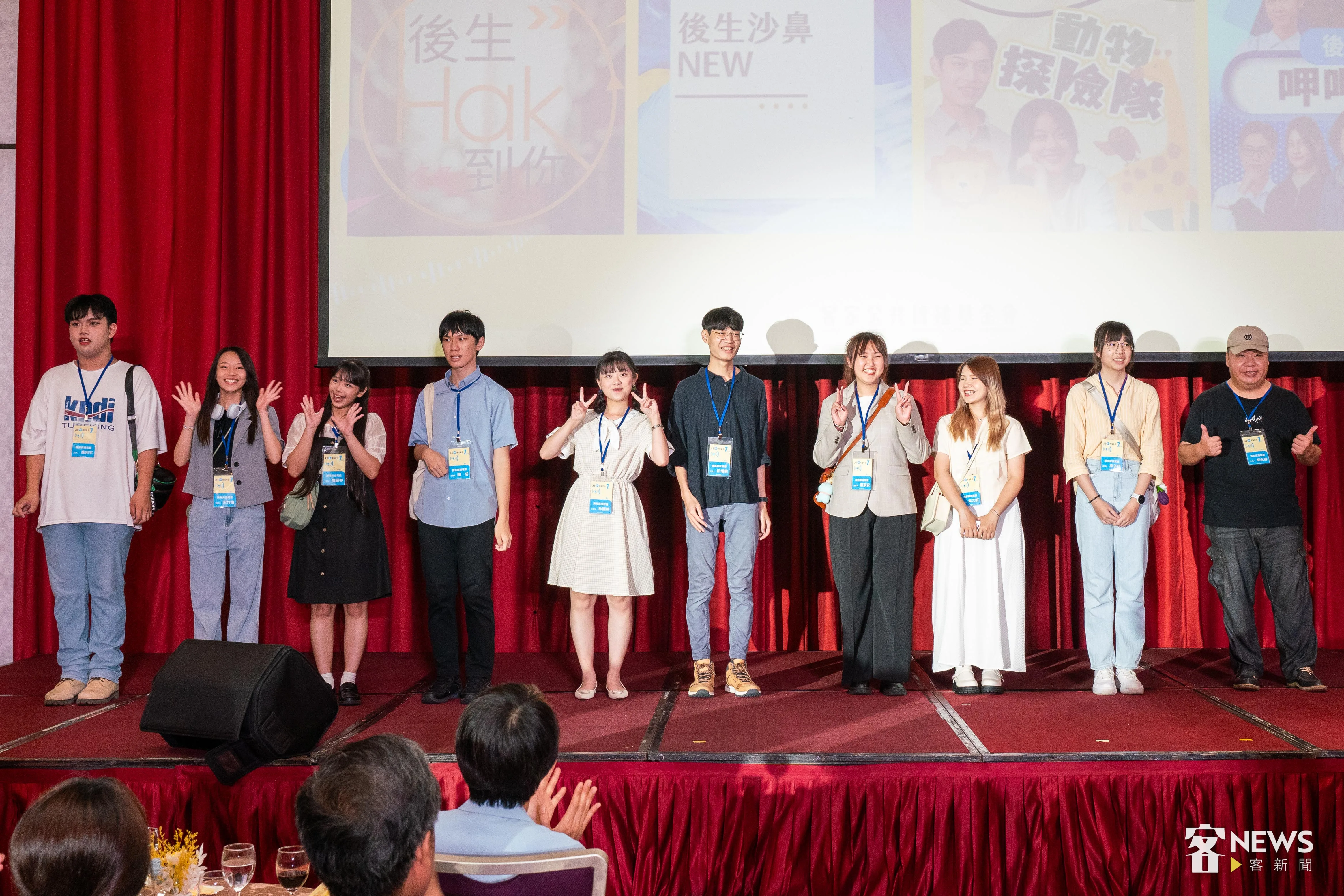 講客電臺「後生」(年輕)主持人上臺亮相,接受來賓歡呼。宋佩遙攝