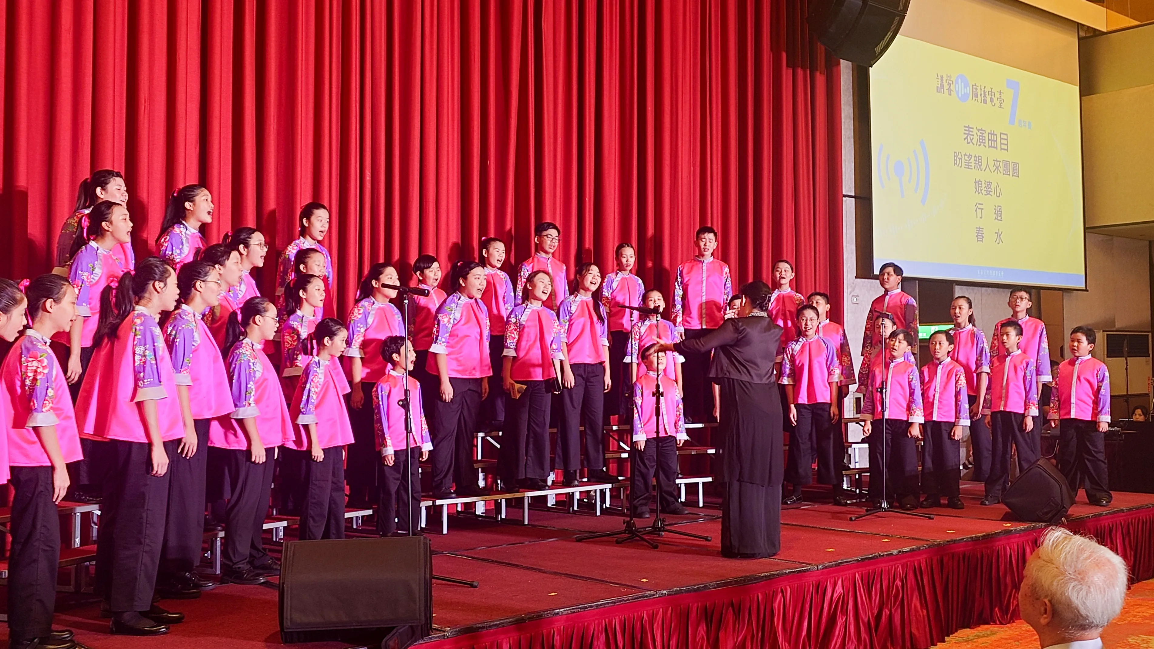 客家兒童合唱團上臺演唱「婆娘心」等四首客語歌曲,為臺慶揭開序幕。何來美攝
