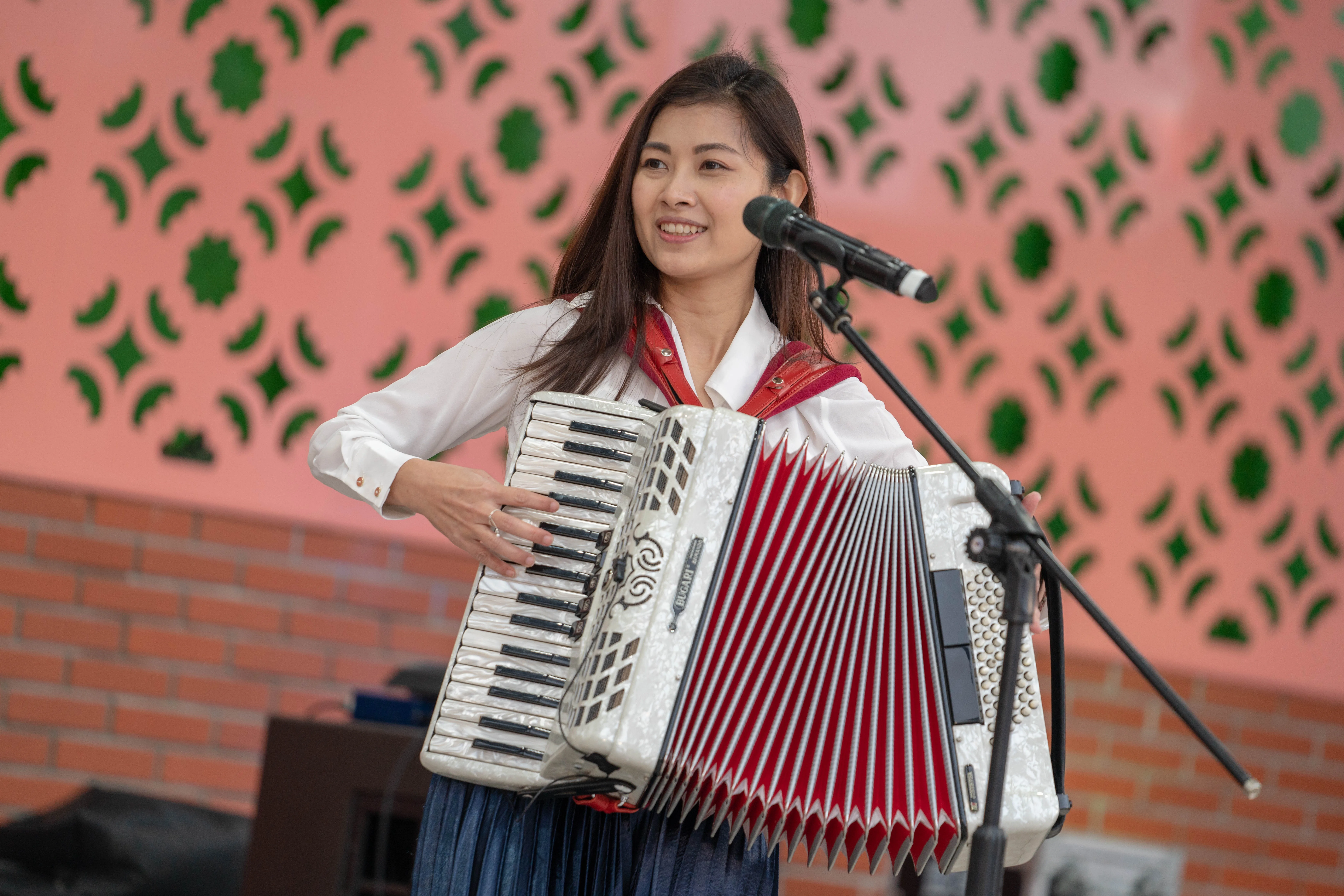 林鈺婷彈著手風琴與山狗大樂團一起演唱表演。客新聞資料照