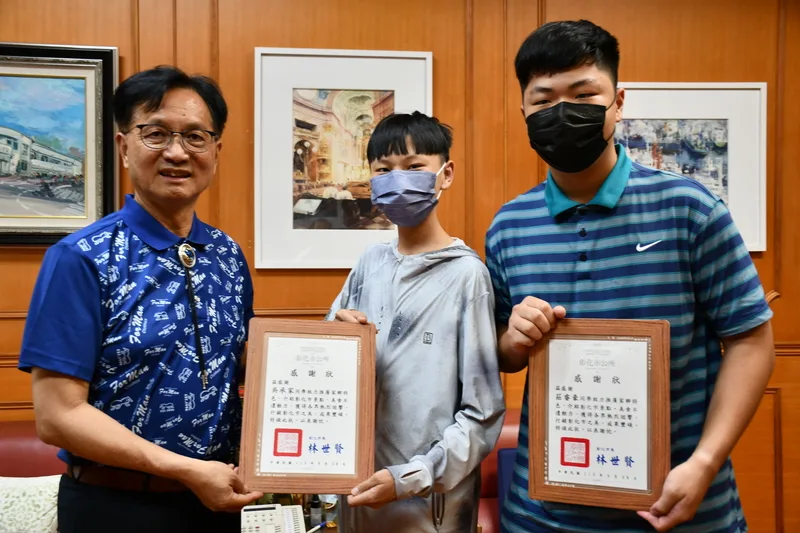 2國中生導覽彰化市爆紅　獲聘終身觀光大使