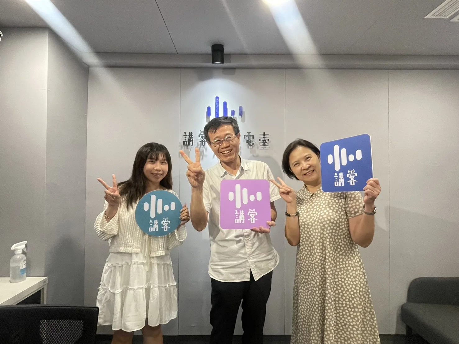 新竹縣政府文化局局長章宗耀(中),今天上講客廣播電臺節目《美麗鳳凰城》為今年的新瓦屋板凳電影院宣傳,左為主持人余敏如、右為主持人張美鳳。陳惠亭攝